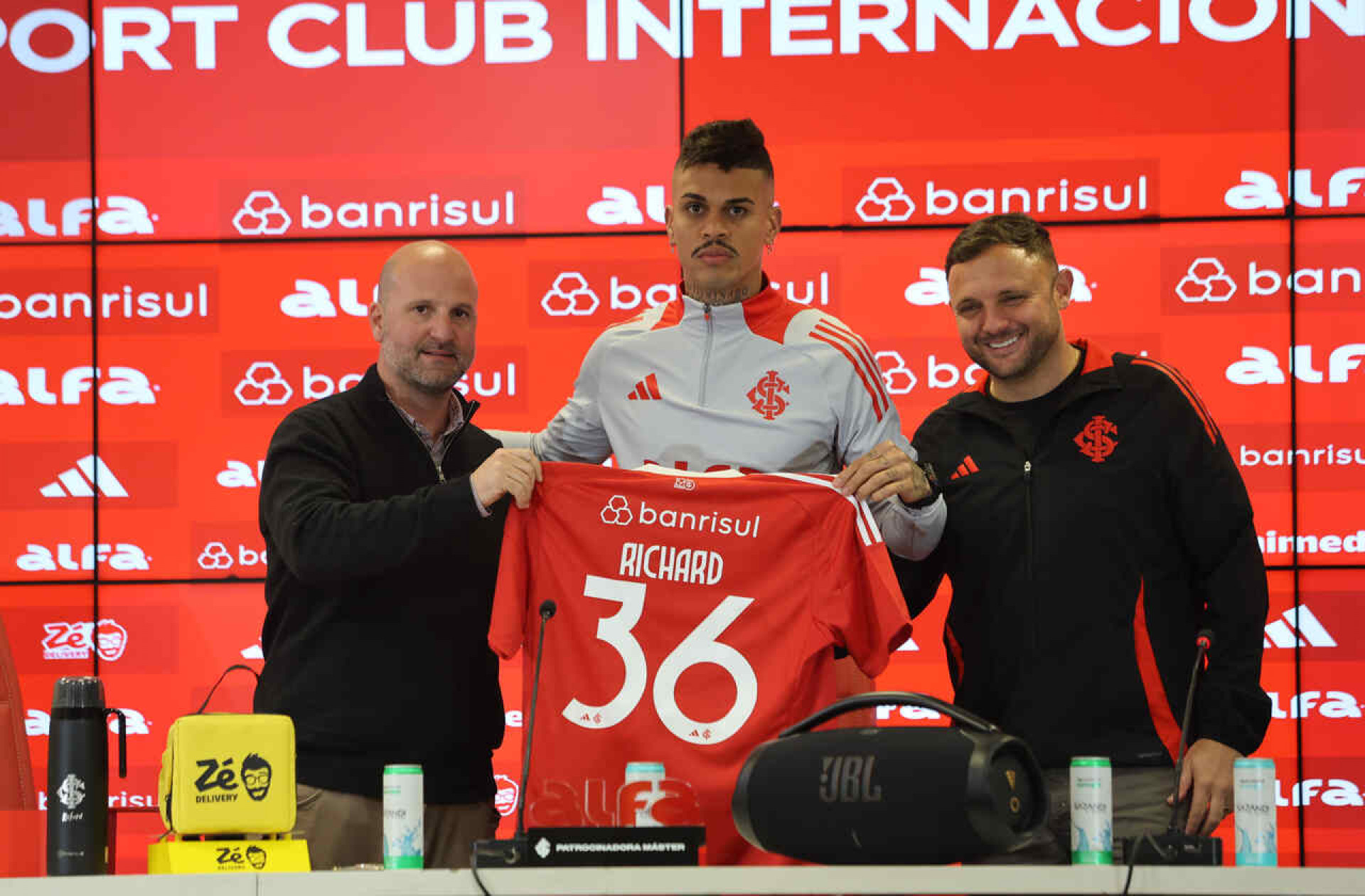 Richard encaminha sa&iacute;da e se despede do Internacional