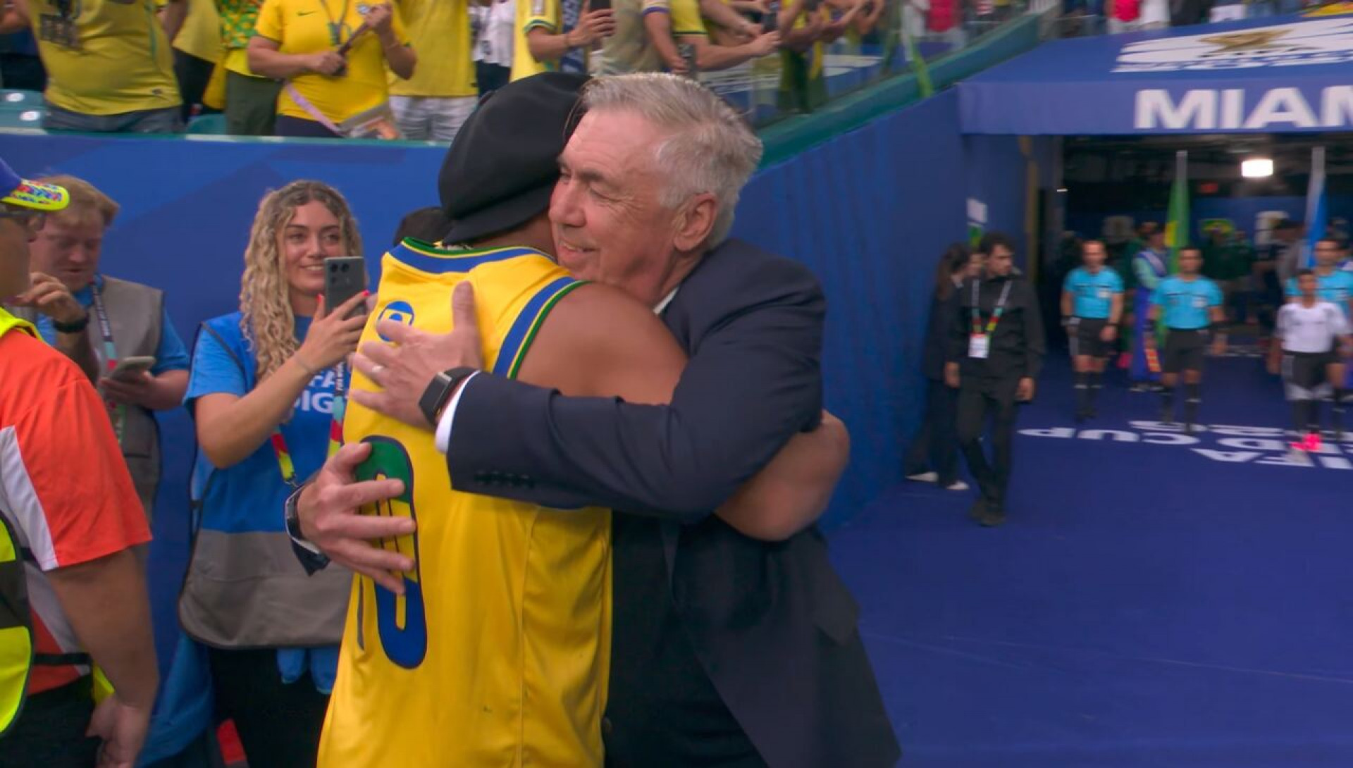 Ronaldinho Ga&uacute;cho abra&ccedil;a Ancelotti e os jogadores antes de Brasil x Esc&oacute;cia