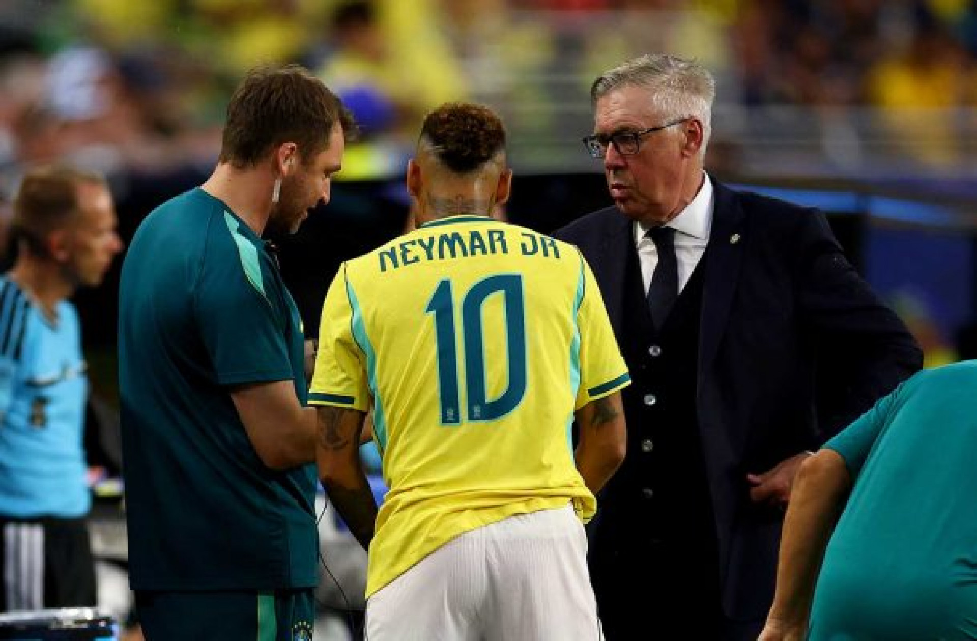 Um chute a gol, combate na defesa e euforia: os 20 minutos de Neymar