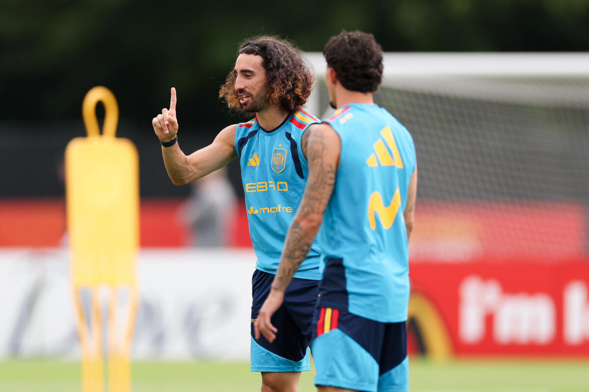 Cucurella revela influ&ecirc;ncia de Mourinho e fala sobre parceria com Vini Jr no Real Madrid