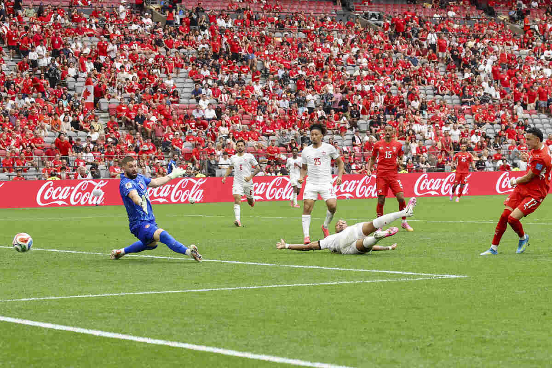 Joia brilha mais uma vez, Su&iacute;&ccedil;a vence Canad&aacute;, mas ambos se classificam para o mata-mata