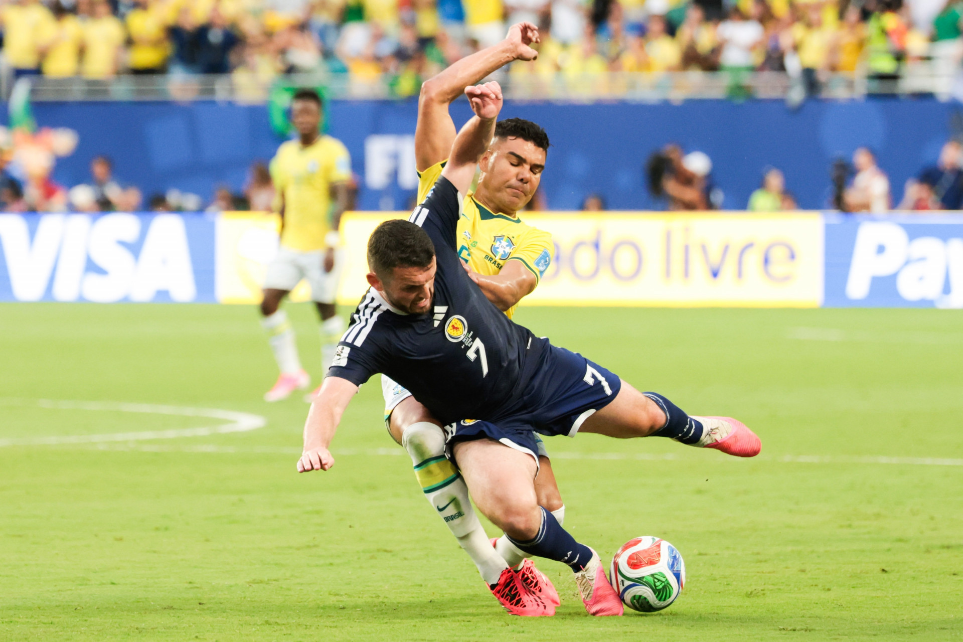Casemiro disputa a bola contra a Escócia - Vanessa Carvalho/Parceiro/Agência O Dia