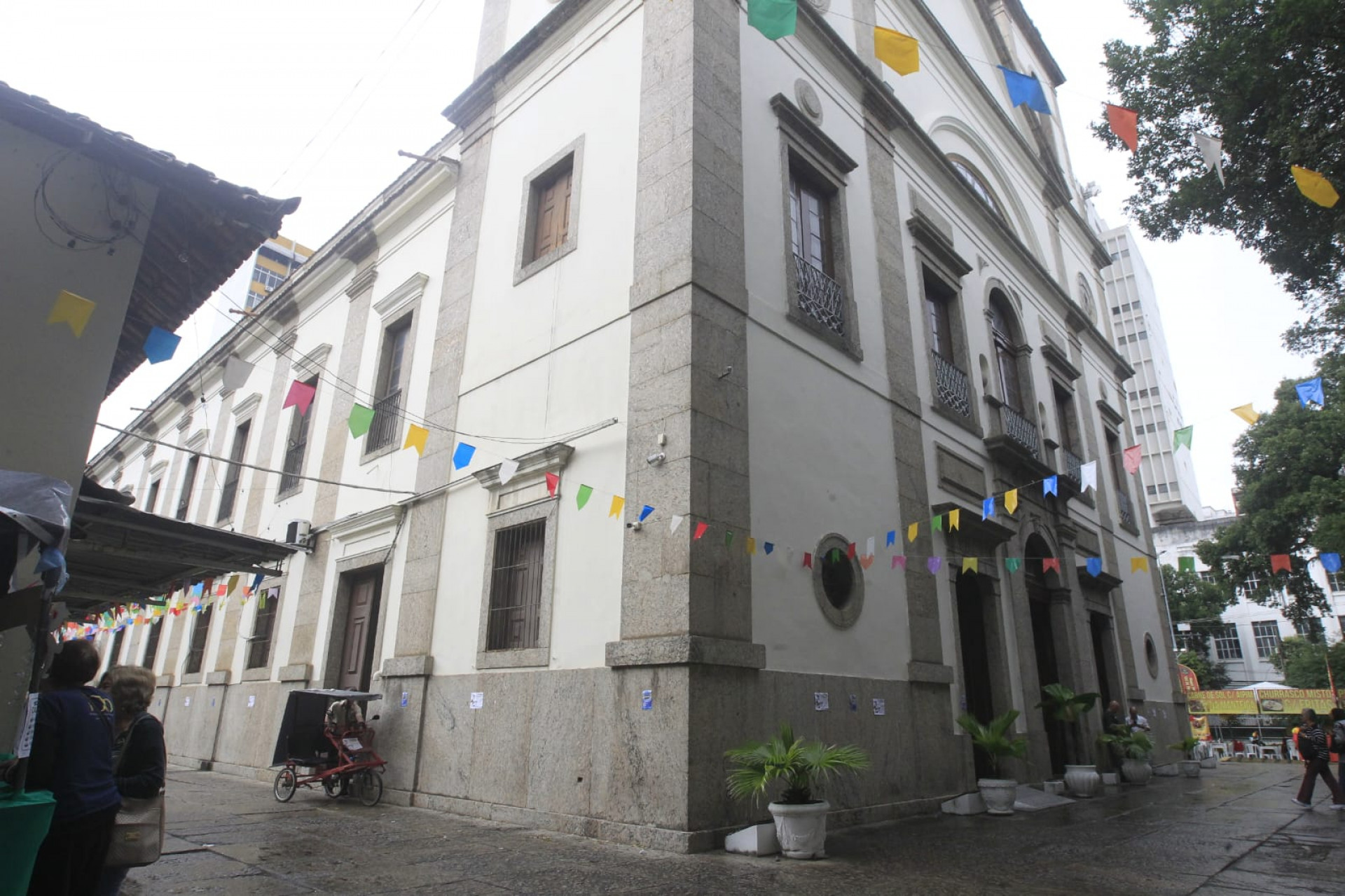 Catedral conta com enfeites juninos, barraquinhas e brinquedos - Reginaldo Pimenta/Agência O DIA