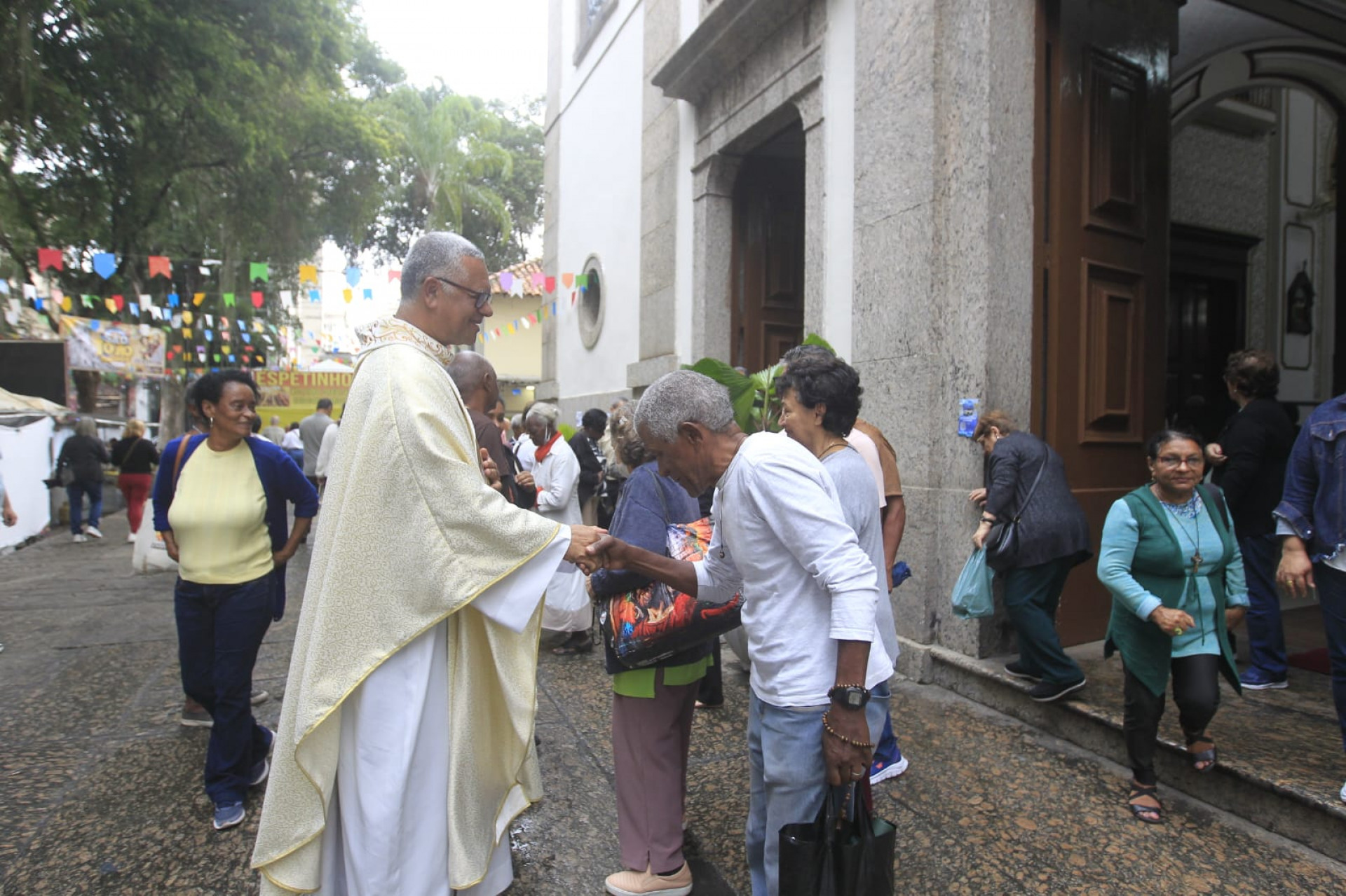 Padre abençoando fiéis no fim da missa - Reginaldo Pimenta/Agência O DIA