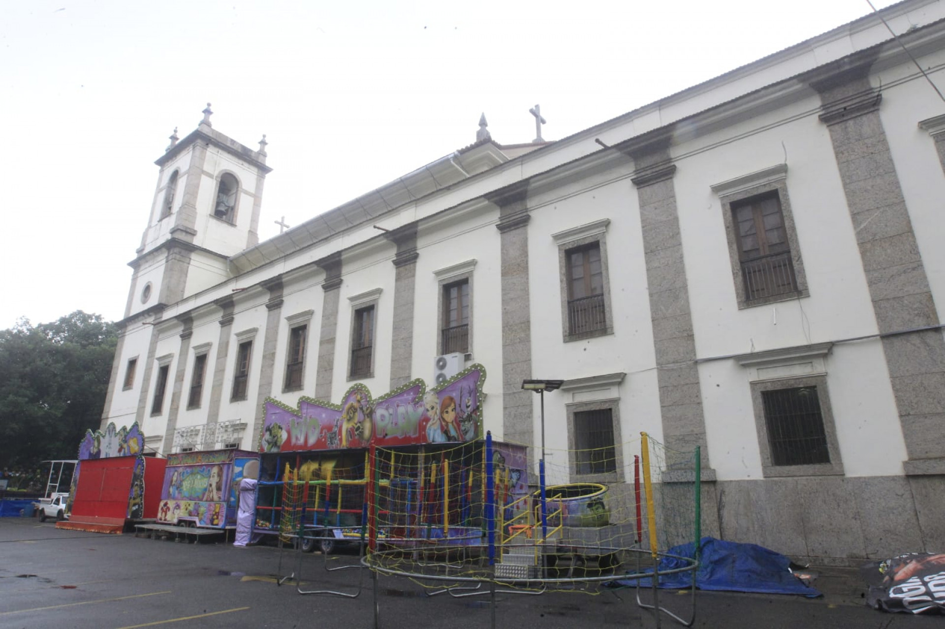 Entorno da igreja conta com brinquedos para crianças - Reginaldo Pimenta/Agência O DIA