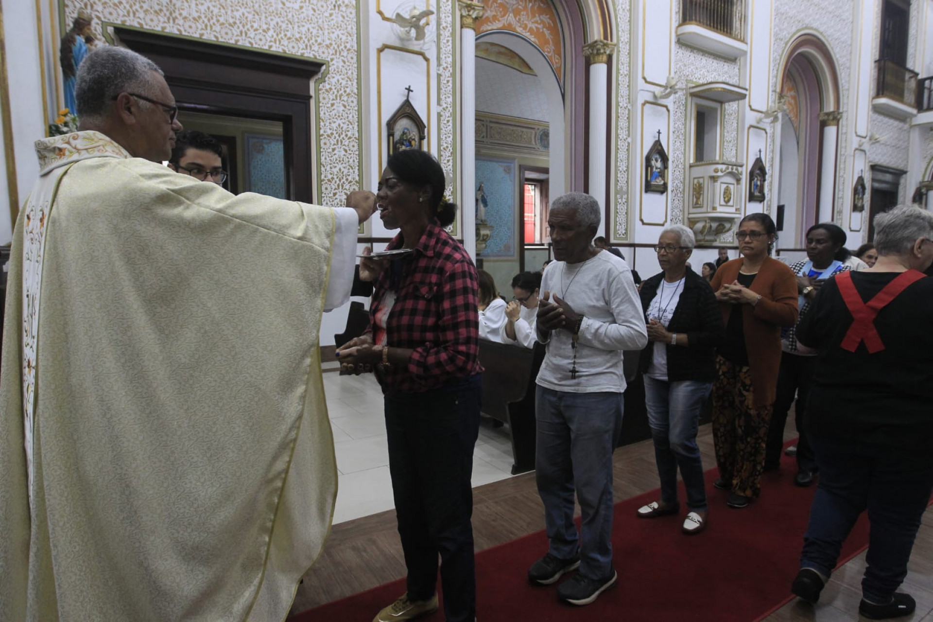 Padre Luiz Cássio celebrou primeira missa em homenagem a São João Batista - Reginaldo Pimenta/Agência O DIA