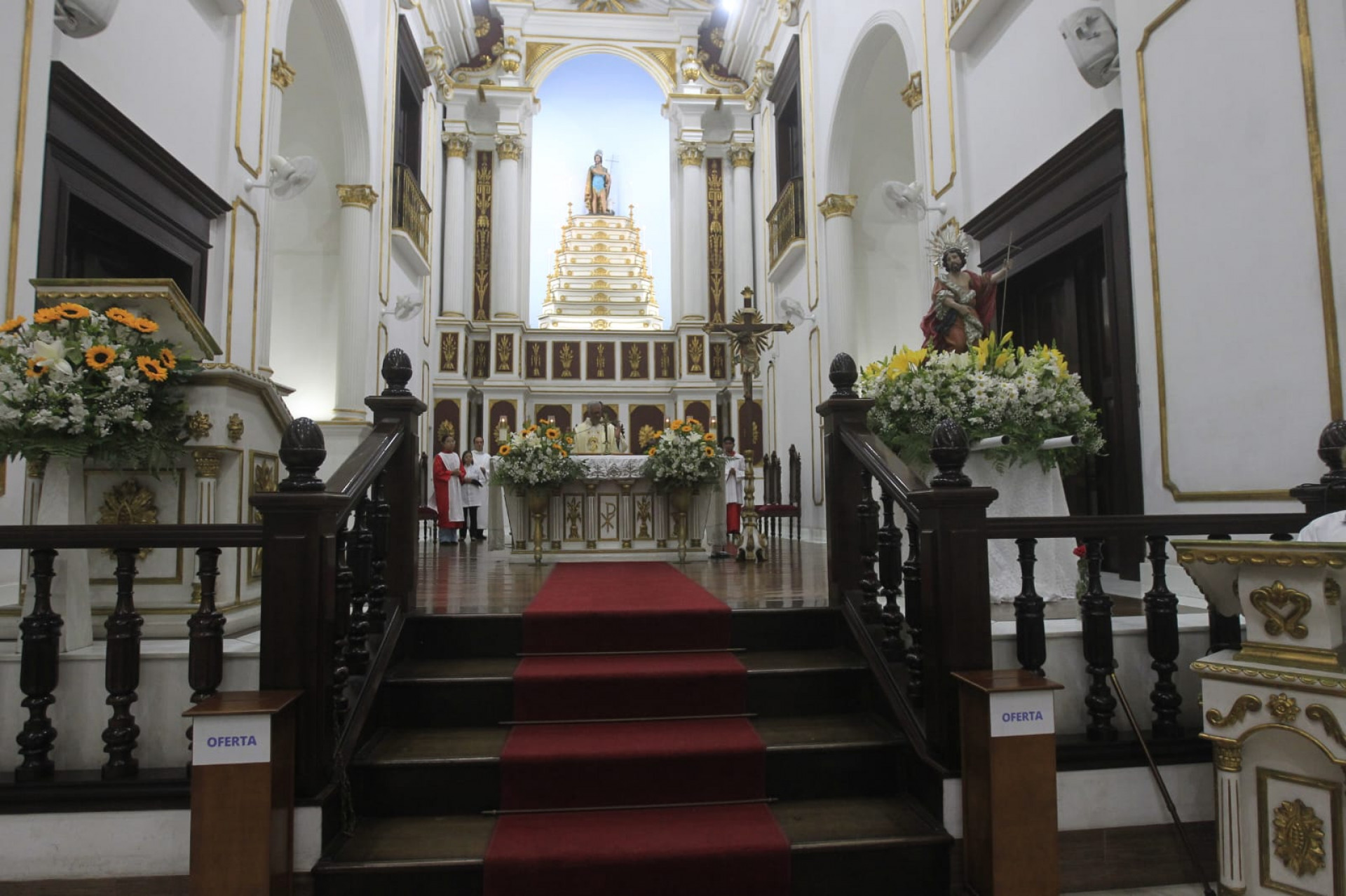 Padre Luiz Cássio celebrou primeira missa em homenagem a São João Batista - Reginaldo Pimenta/Agência O DIA