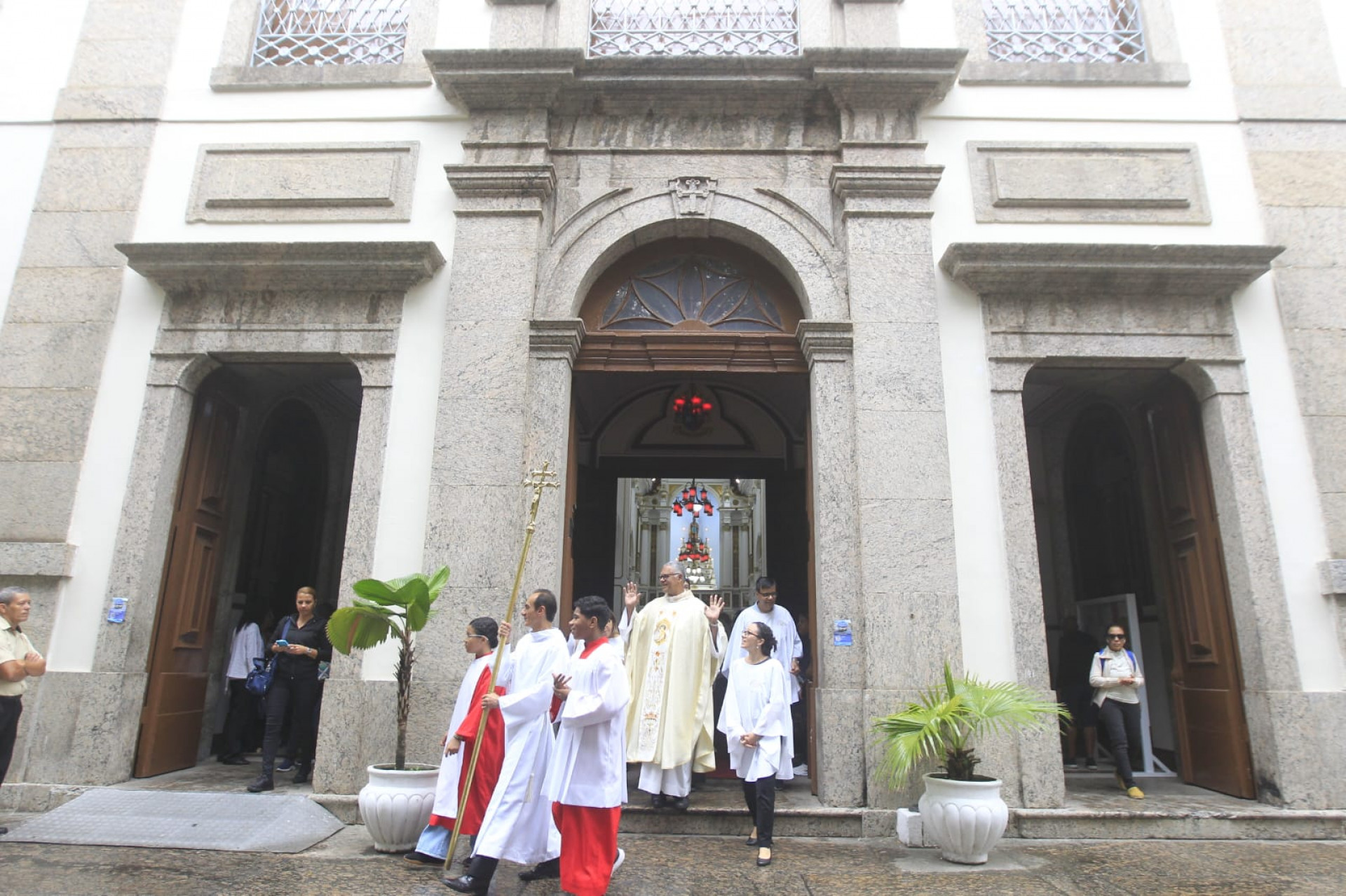 Padre Luiz Cássio celebrou primeira missa em homenagem a São João Batista - Reginaldo Pimenta/Agência O DIA