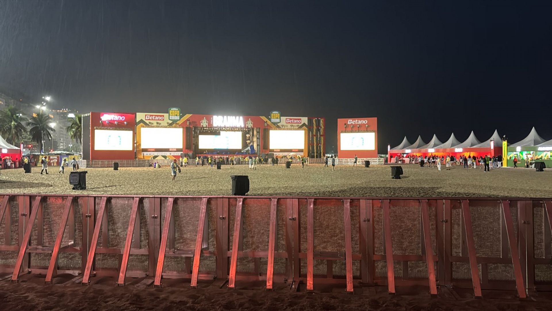 Chuva que atingiu o Rio não impediu torcedores de virem fantasiados à Arena Copacabana - João Alexandre Borges / Agência O Dia