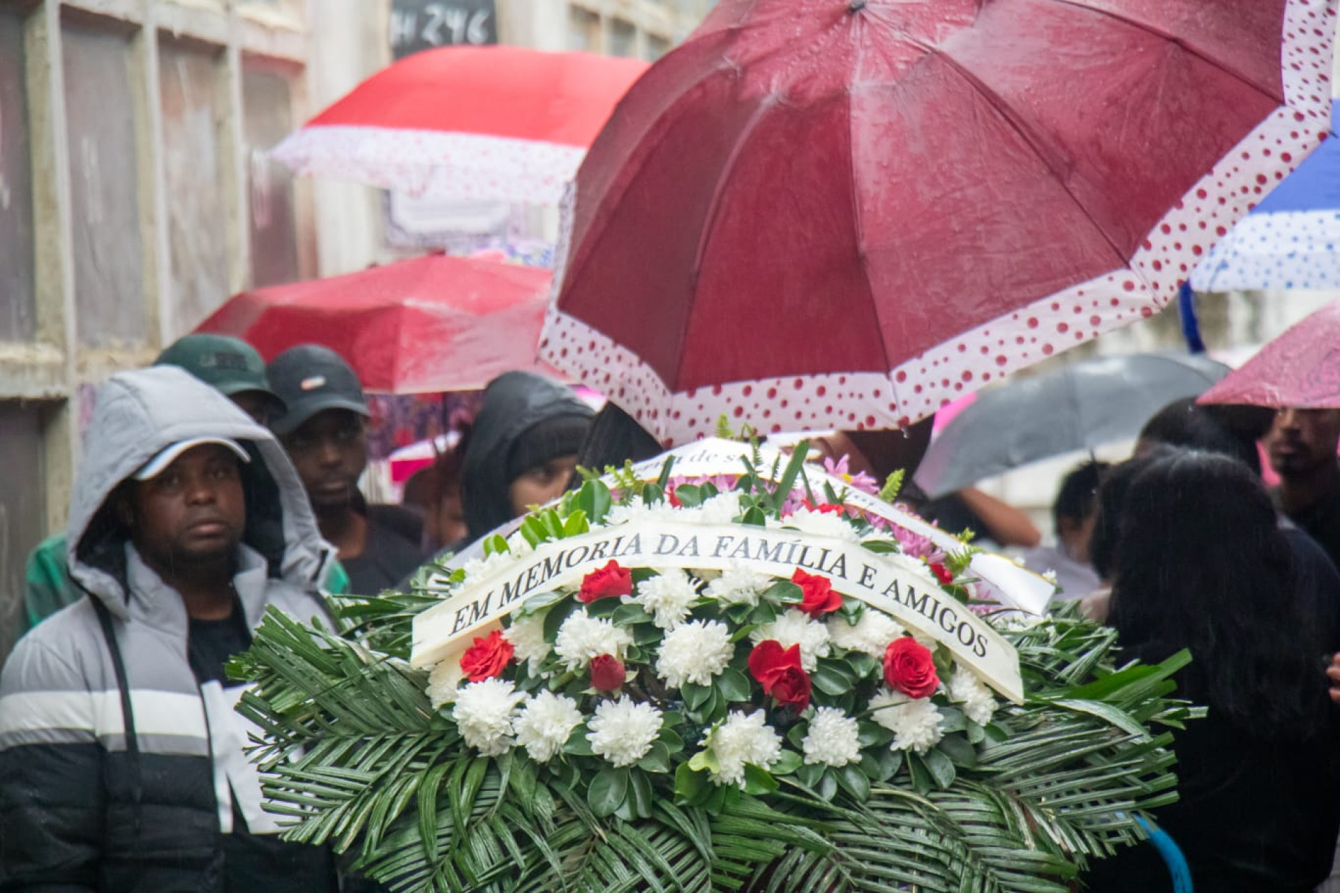 Familiares de Iasmin Rodrigues da Silva, de 24 anos, se despediram da jovem no Cemitério de Irajá - Érica Martin/ Agência O Dia