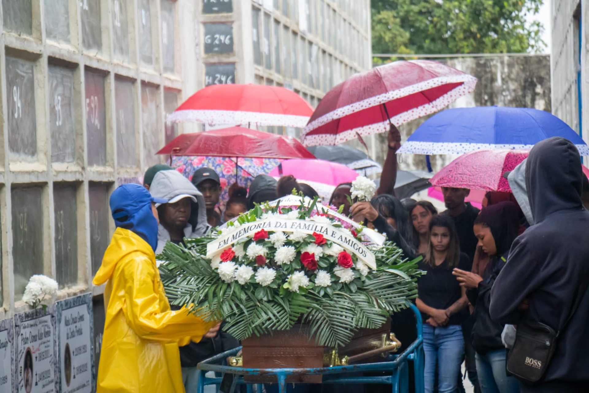 Sepultamento de Iasmin Rodrigues da Silva, de 24 anos, foi marcado por tristeza e luto - Érica Martin/ Agência O Dia