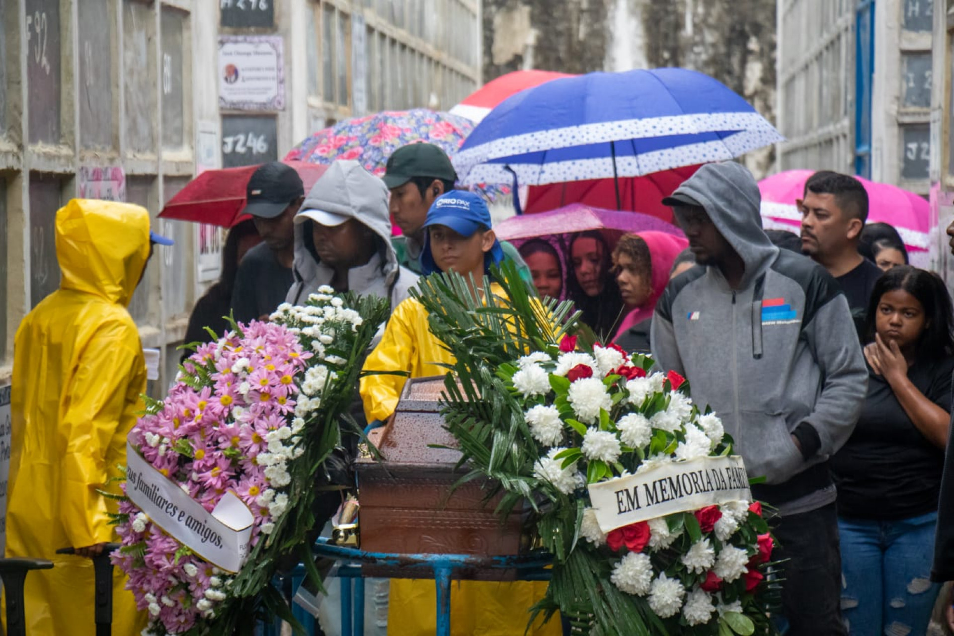 Familiares de Iasmin Rodrigues da Silva, de 24 anos, se despediram da jovem no Cemitério de Irajá - Érica Martin/ Agência O Dia