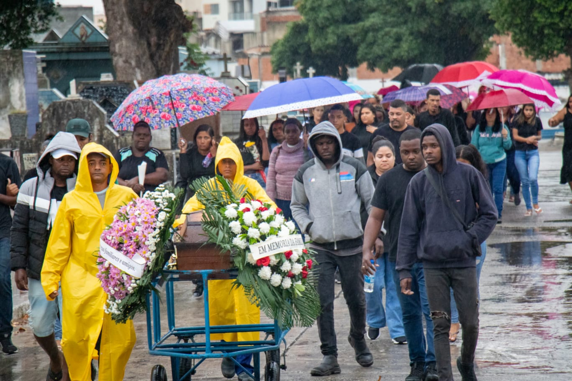 Sepultamento de Iasmin Rodrigues da Silva, de 24 anos, foi marcado por tristeza e luto - Érica Martin/ Agência O Dia