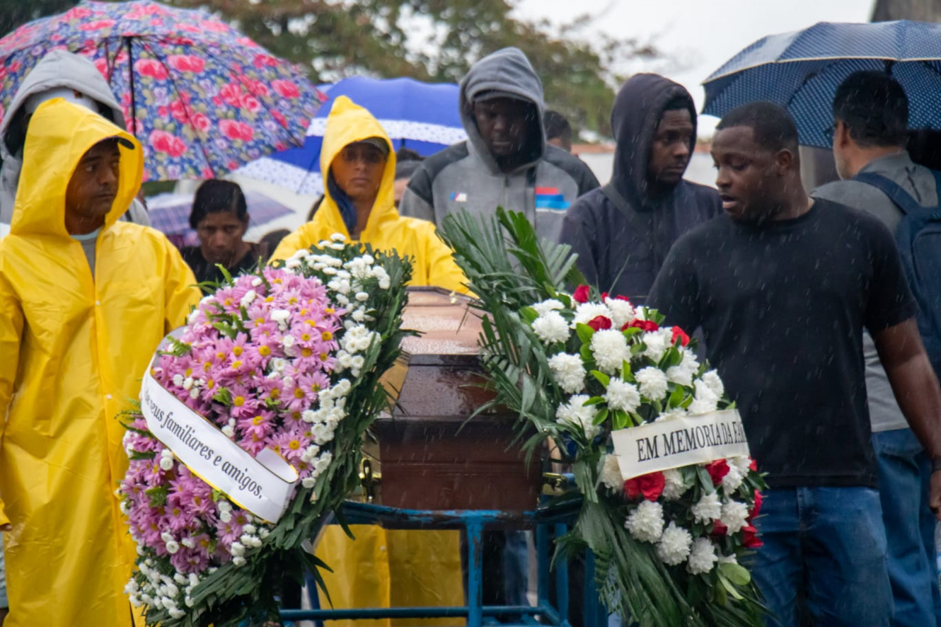 Sepultamento de Iasmin Rodrigues da Silva, de 24 anos, foi marcado por tristeza e luto - Érica Martin/ Agência O Dia