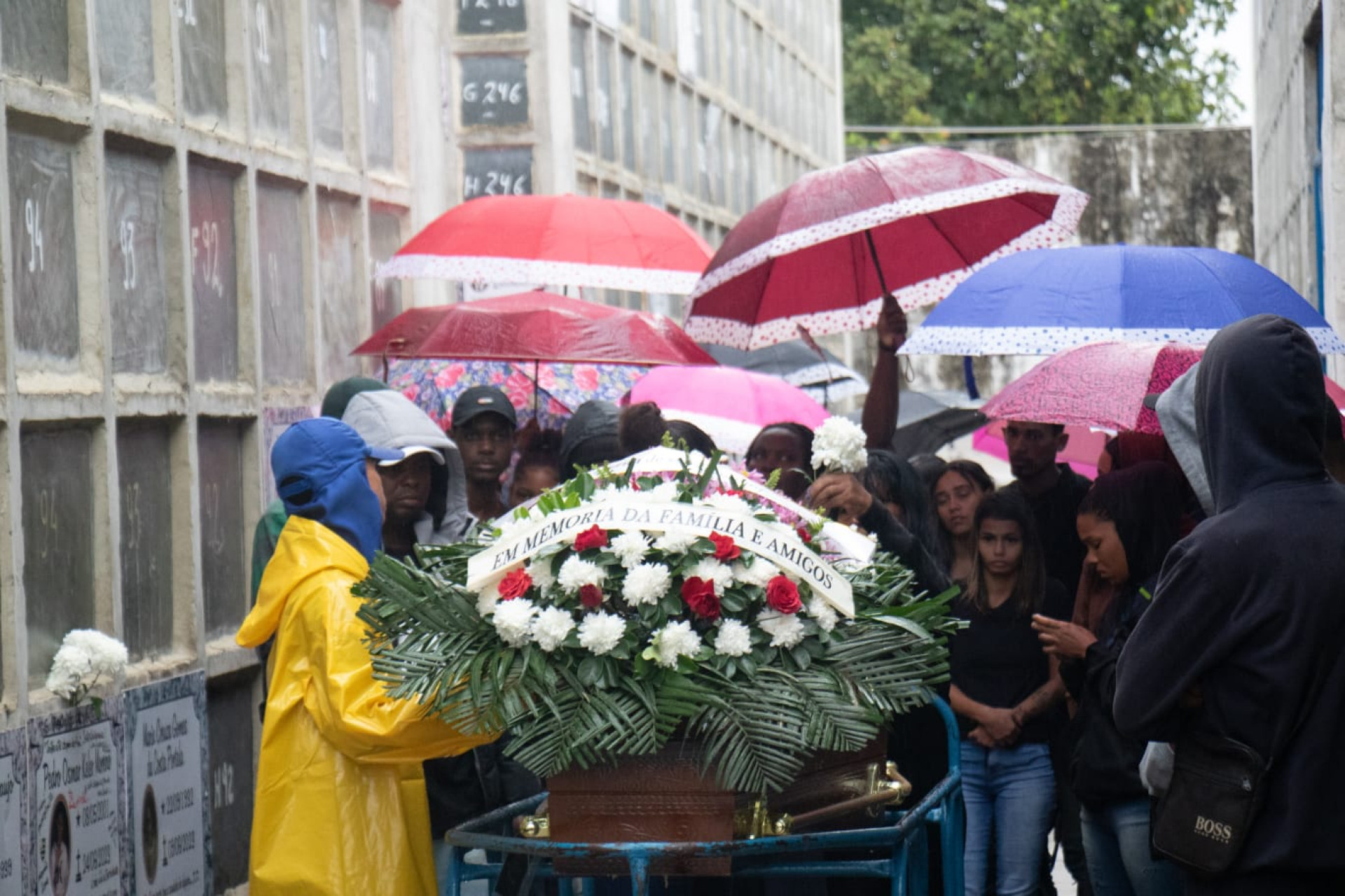 Sepultamento de Iasmin Rodrigues da Silva, de 24 anos, foi marcado por tristeza e luto - Érica Martin/ Agência O Dia