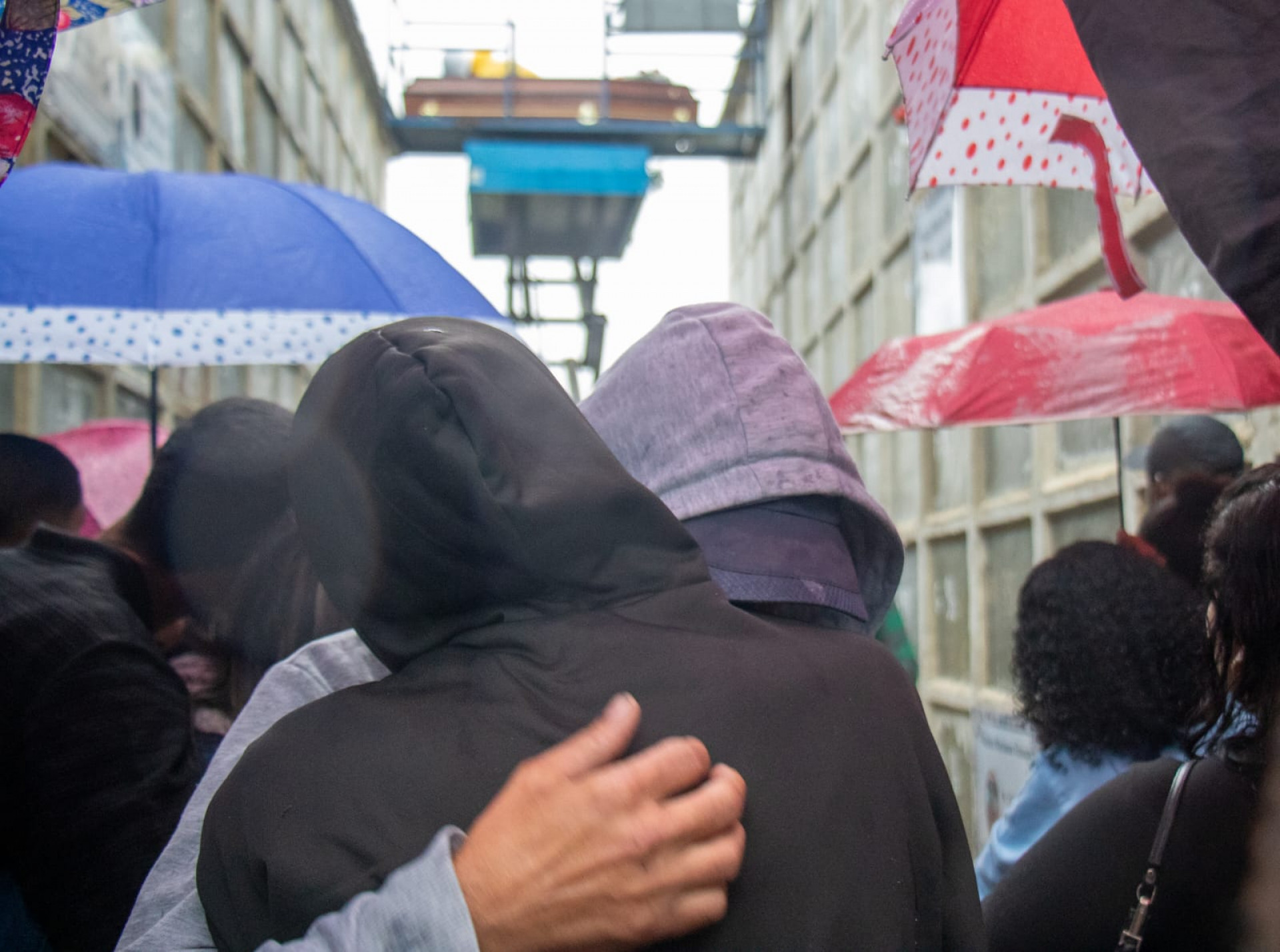 Familiares de Iasmin Rodrigues da Silva, de 24 anos, choraram bastante durante o sepultamento dela - Érica Martin/ Agência O Dia