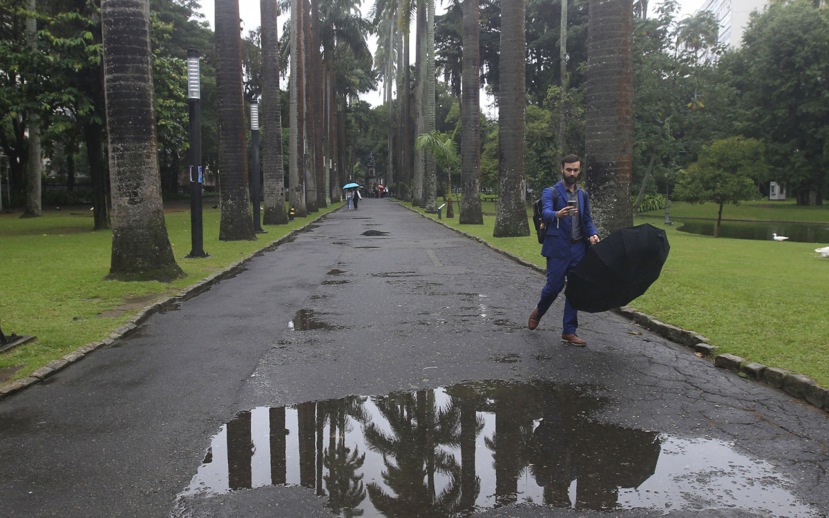 Movimentação na Rua do Catete e nos Jardins do Palácio do Catete, Zona Sul do Rio de Janeiro, na manhã de hoje. - Reginaldo Pimenta/Agência O Dia