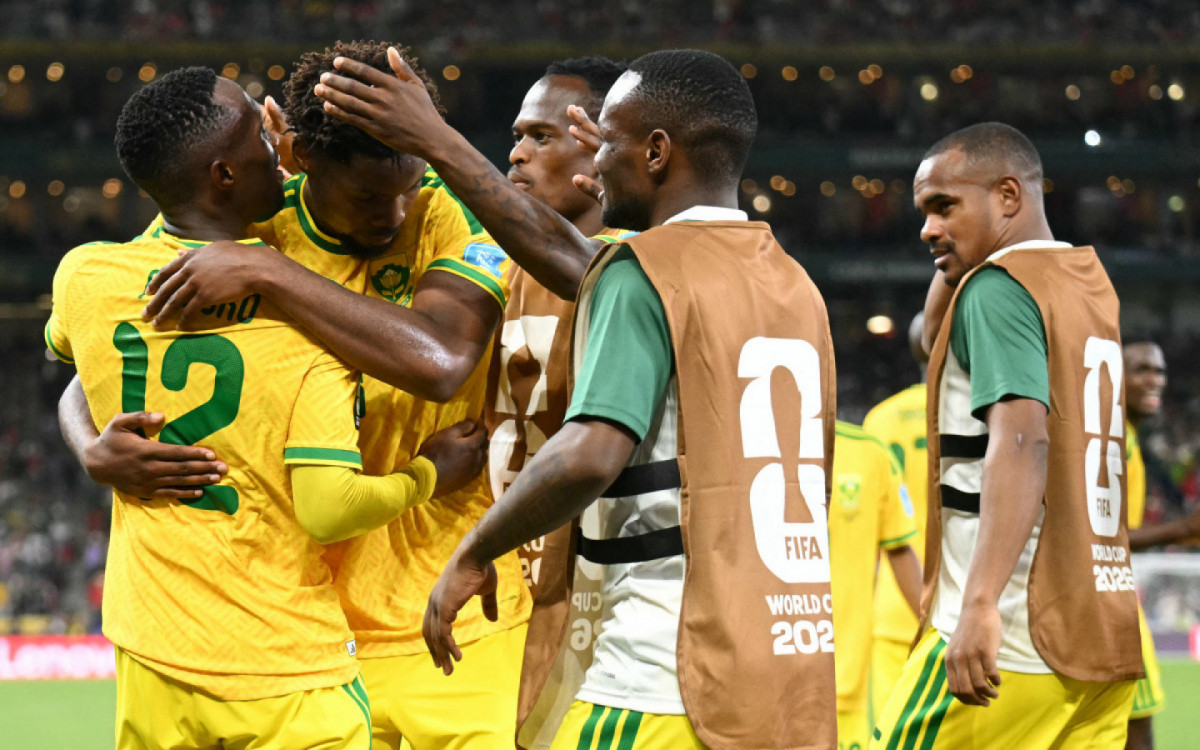 A África do Sul venceu a Coreia do Sul por 1 a 0 e vai ao mata-mata da Copa pela primeira vez. A seleção sul-coreana ainda pode avançar como uma das oito melhores terceiras colocadas. Já o México, que entrou em campo classificado como o líder, eliminou a República Tcheca com uma vitória por 3 a 0.  