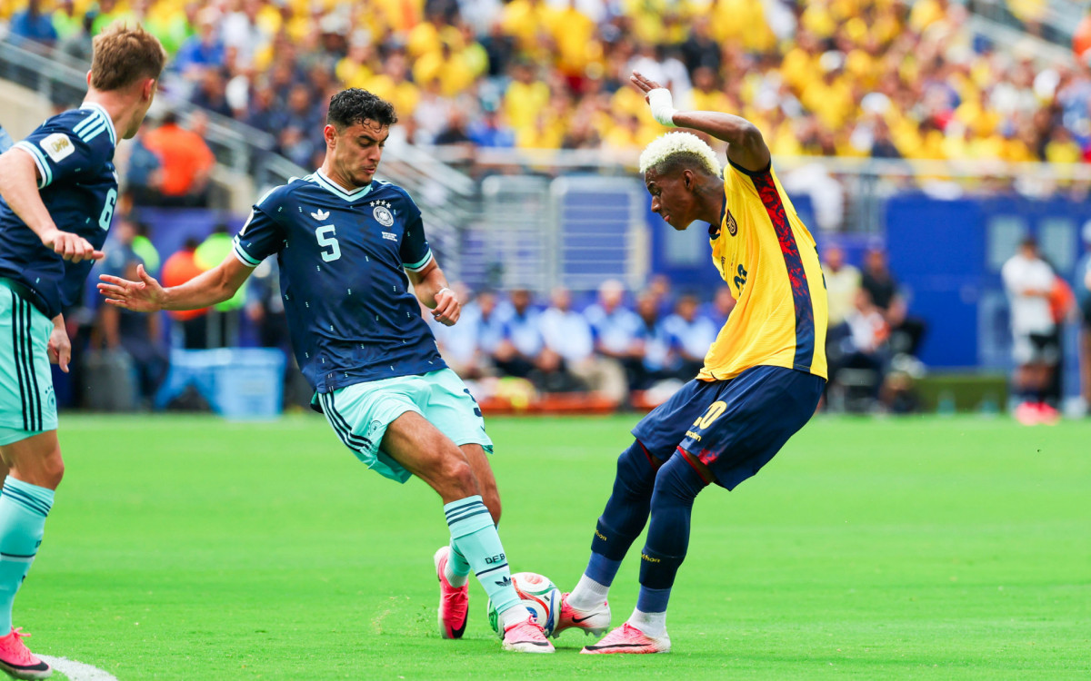 Nilson Angulo, jogador do Equador, chuta a gol durante a partida entre Equador x Alemanha, válida pela terceira rodada do Grupo E da fase de grupos da Copa do Mundo FIFA de 2026, no Estádio Nova York-Nova Jersey, em East Rutherford, Estados Unidos, nesta quinta-feira (25).