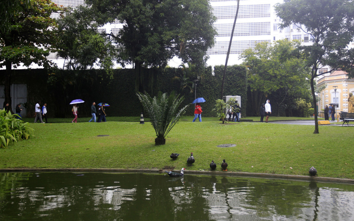 Movimentação na Rua do Catete e nos Jardins do Palácio do Catete, Zona Sul do Rio de Janeiro, na manhã de hoje. - Reginaldo Pimenta/Agência O Dia