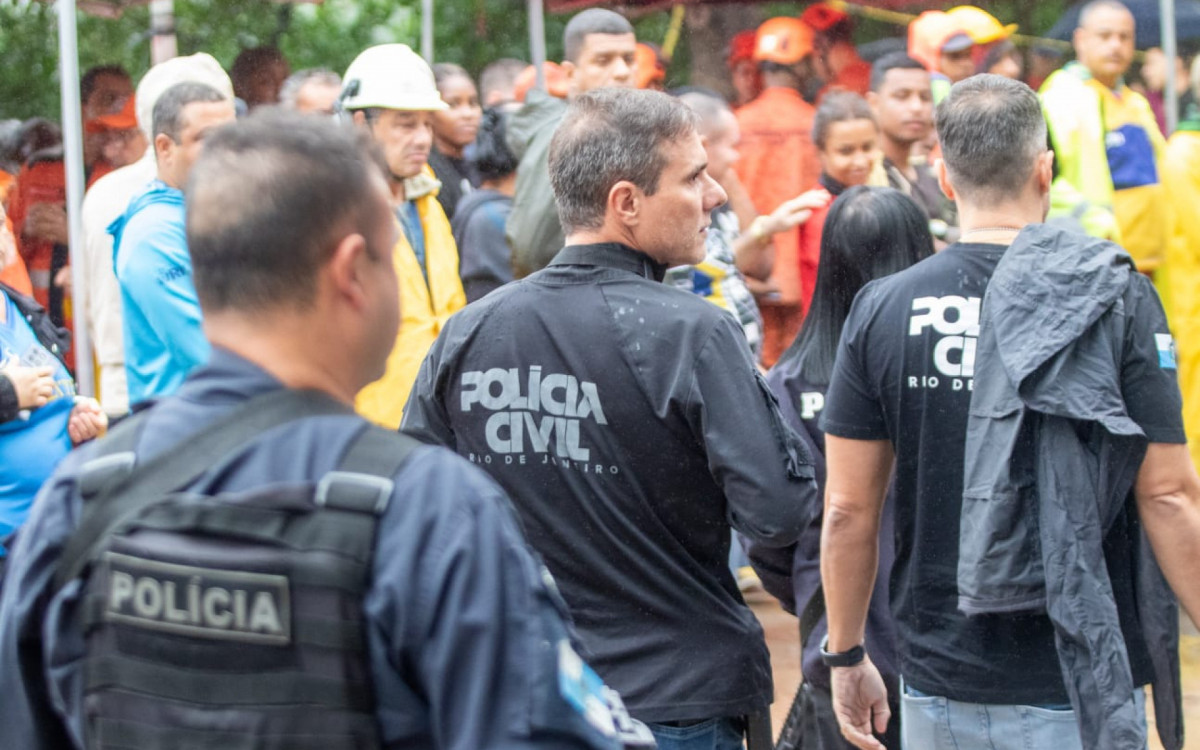 Agentes da Polícia Civil na Praia da Rosa