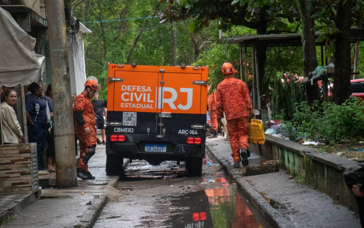Carro da Defesa Civil após a retirada dos corpos dos escombros