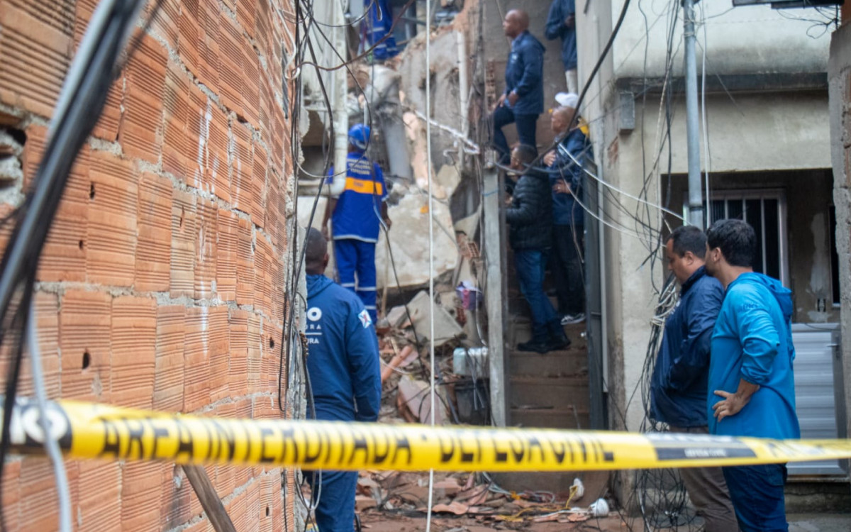 Agentes da Defesa Civil interditaram casa que caiu