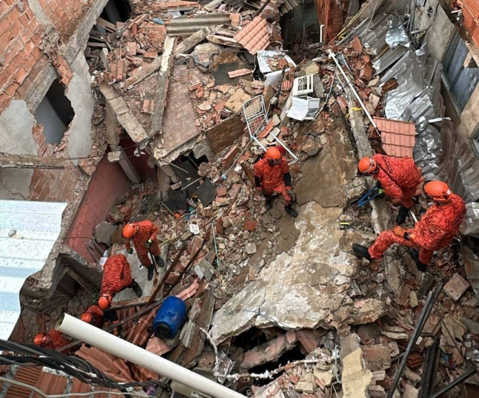 Bombeiros buscam vítimas entre os escombros - Ângela Góes/CBMERJ