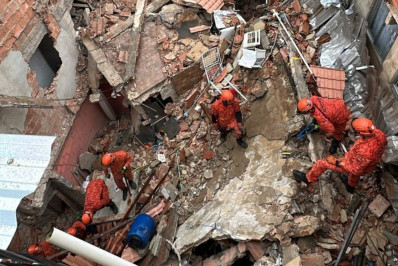 Bombeiros buscam crianças entre os escombros após casa desabar na Ilha do Governador