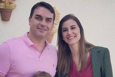 Mulher de Flávio Bolsonaro defende marido em meio à polêmica com Michelle: 'Nunca tive dúvidas'