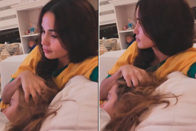 Novo casal? Nanda Costa surge coladinha e fazendo cafuné em Emilie Rey 