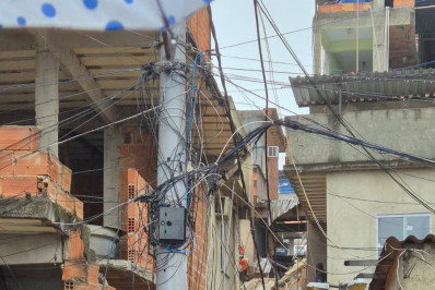 Bombeiros buscam crianças entre os escombros após casa desabar na Ilha do Governador