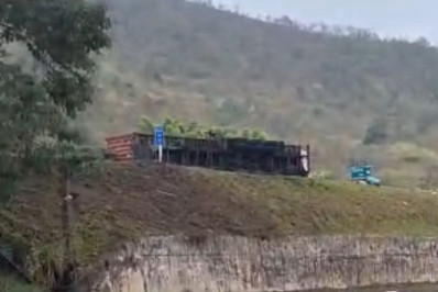 Carreta tomba na BR-040, em Areal
