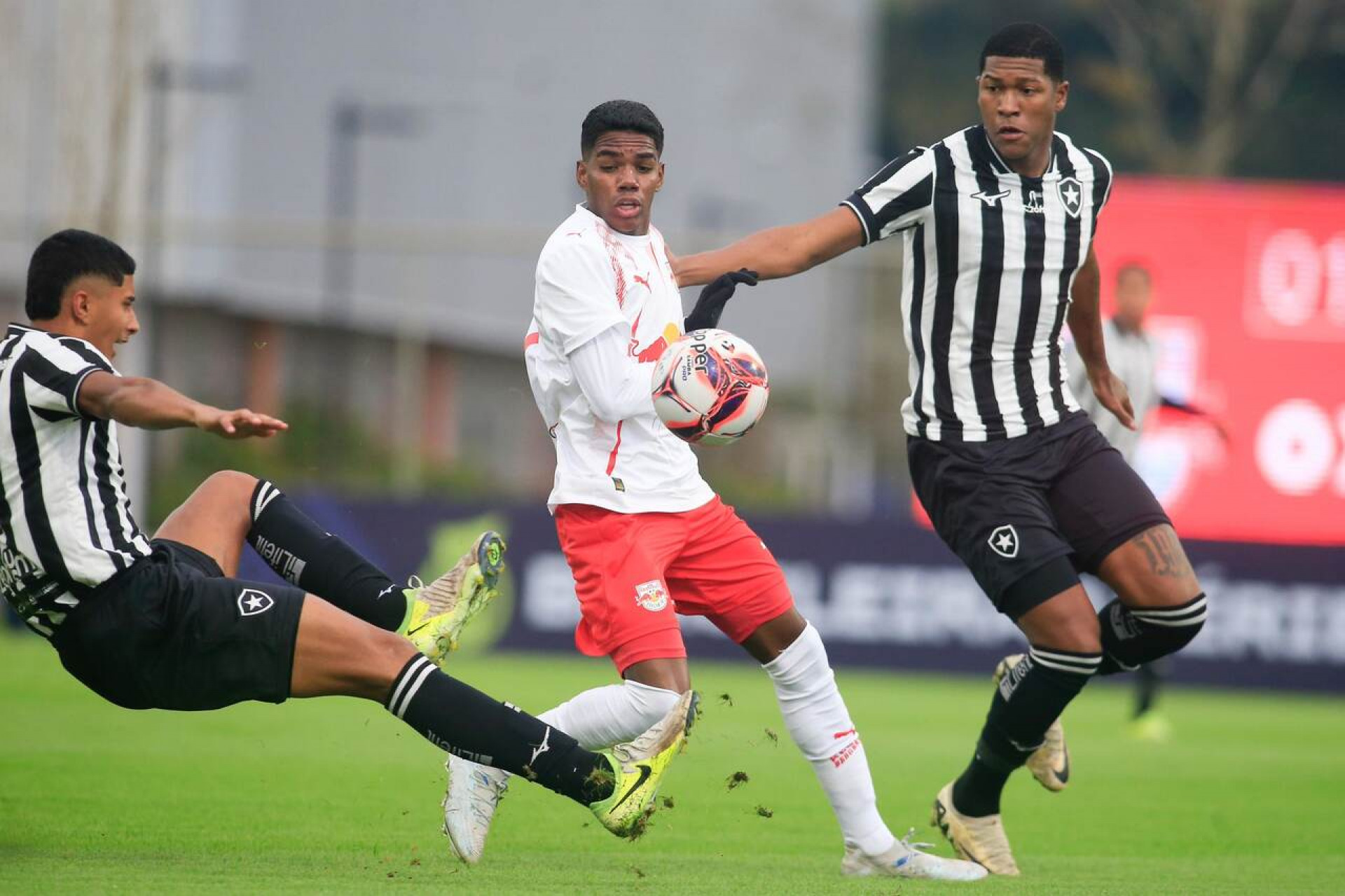 Botafogo goleia o Bragantino e se garante nas quartas do Brasileiro Sub-20