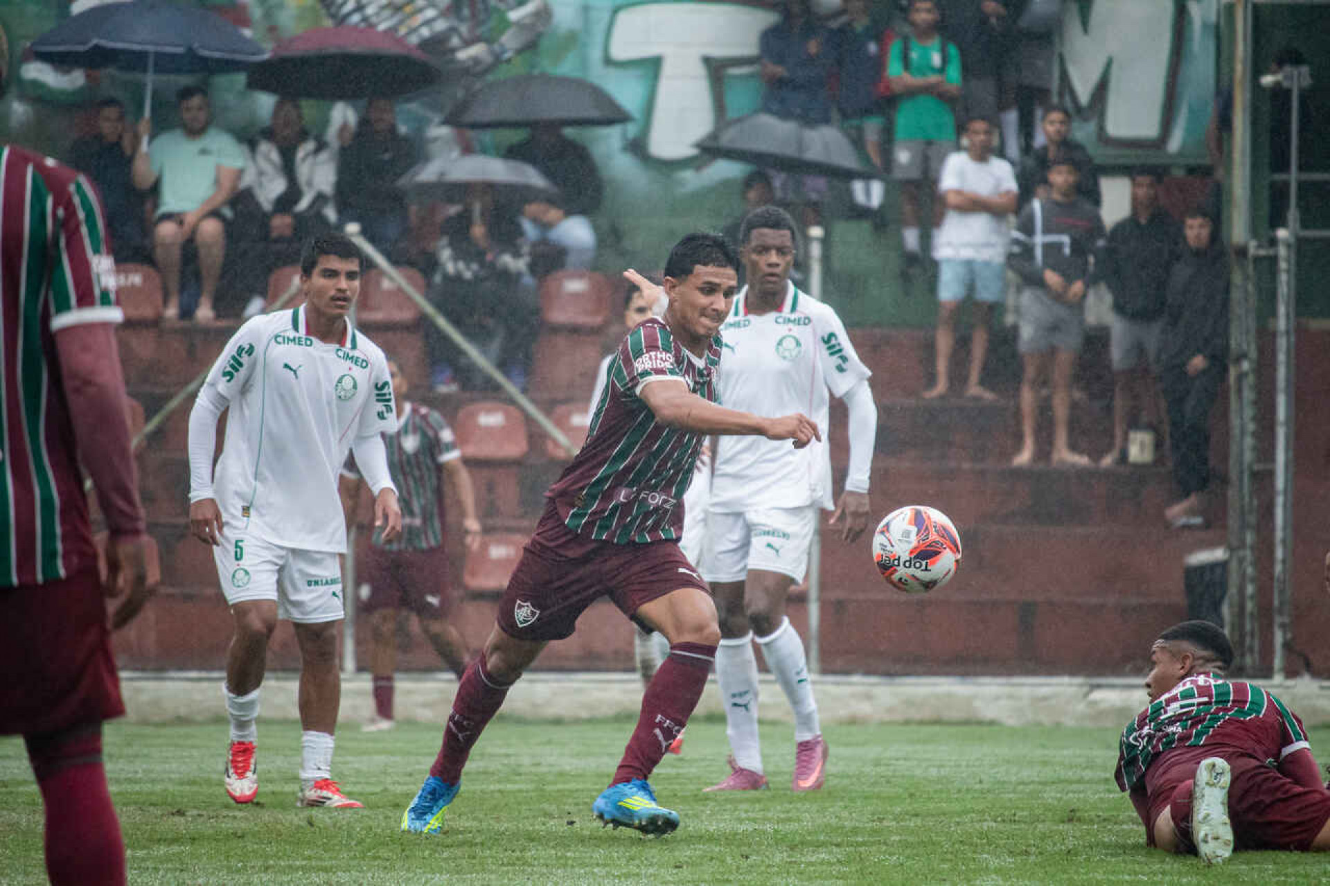 Palmeiras vence o Fluminense e garante a lideran&ccedil;a do Brasileiro Sub-20