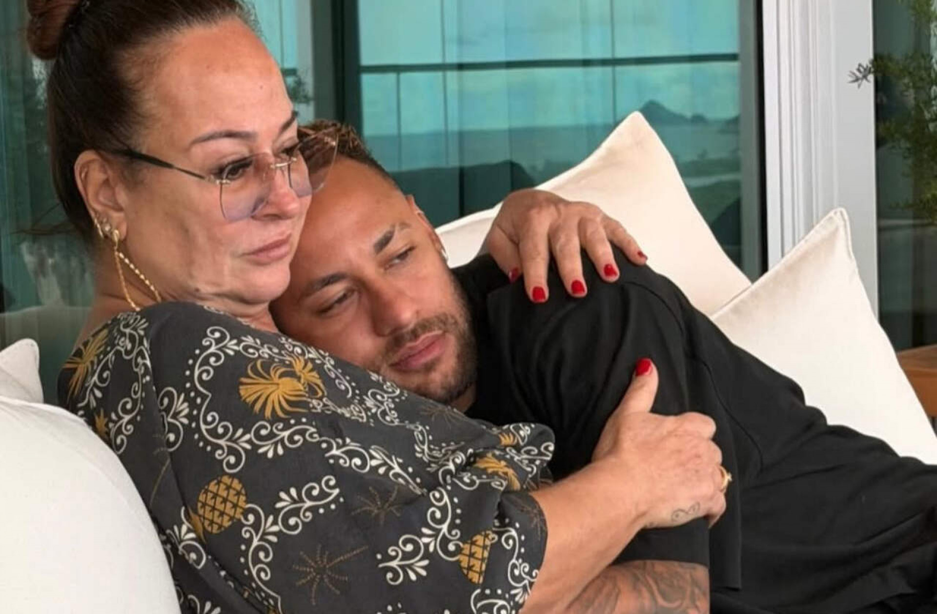 M&atilde;e de Neymar se emociona com retorno do jogador: “A minha f&eacute; me trouxe at&eacute; aqui”