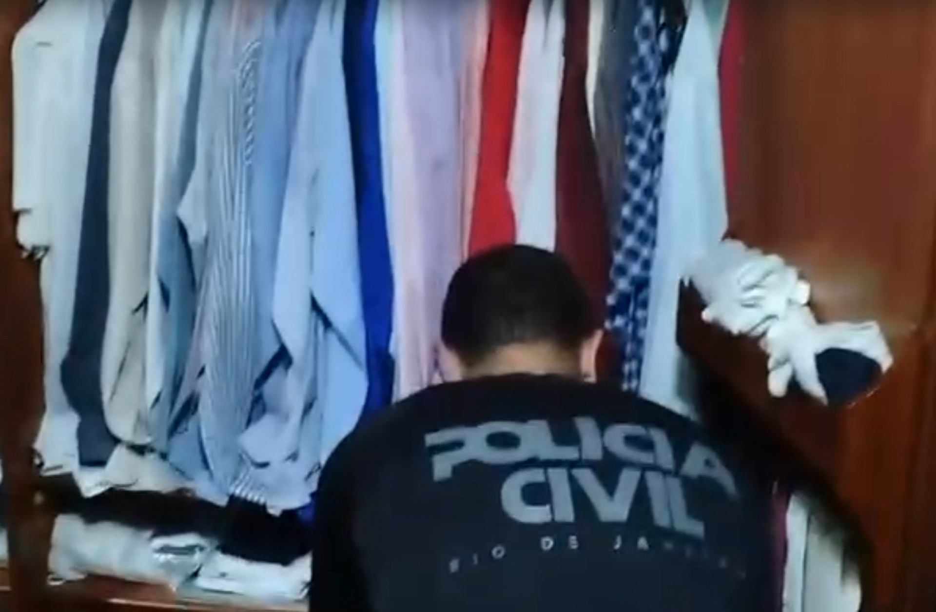 Agentes cumprem mandados de busca e apreensão em residências de alto padrão - Reprodução