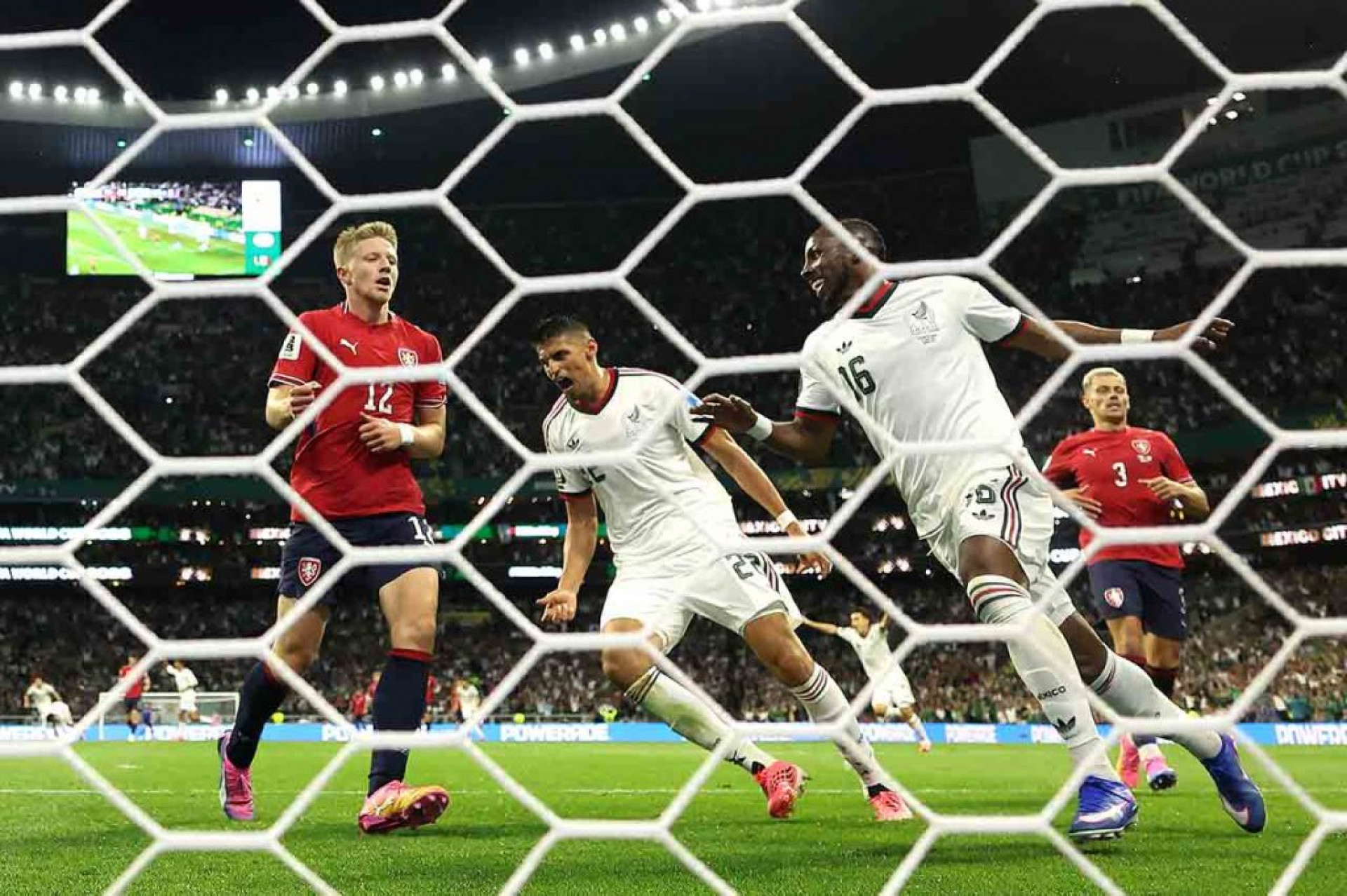 Com Ochoa em campo, M&eacute;xico vence Rep&uacute;blica Tcheca e garante 100% de aproveitamento