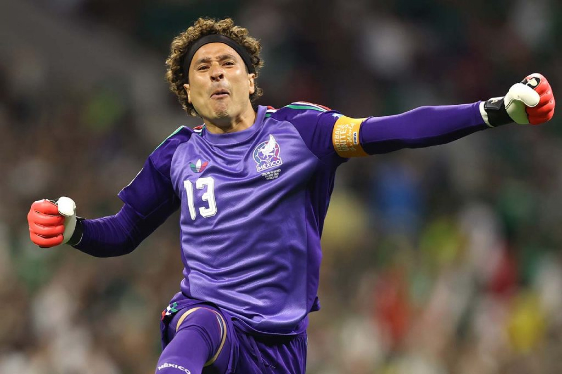 Ochoa entra em campo e &eacute; celebrado ap&oacute;s vit&oacute;ria do M&eacute;xico