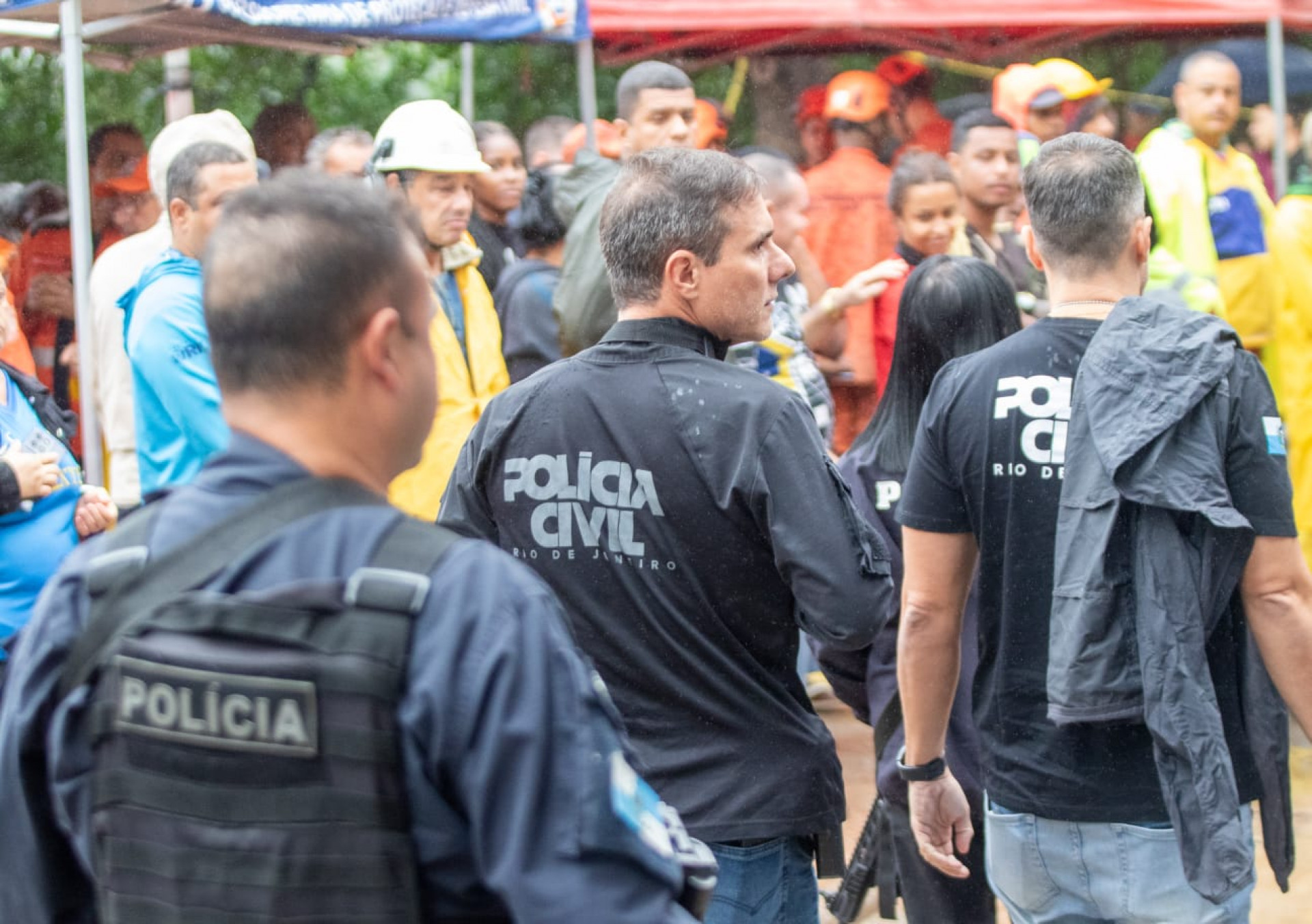 Policiais civis foram ao local do desabamento para primeiros procedimentos da investigação - Érica Martin / Agência O Dia