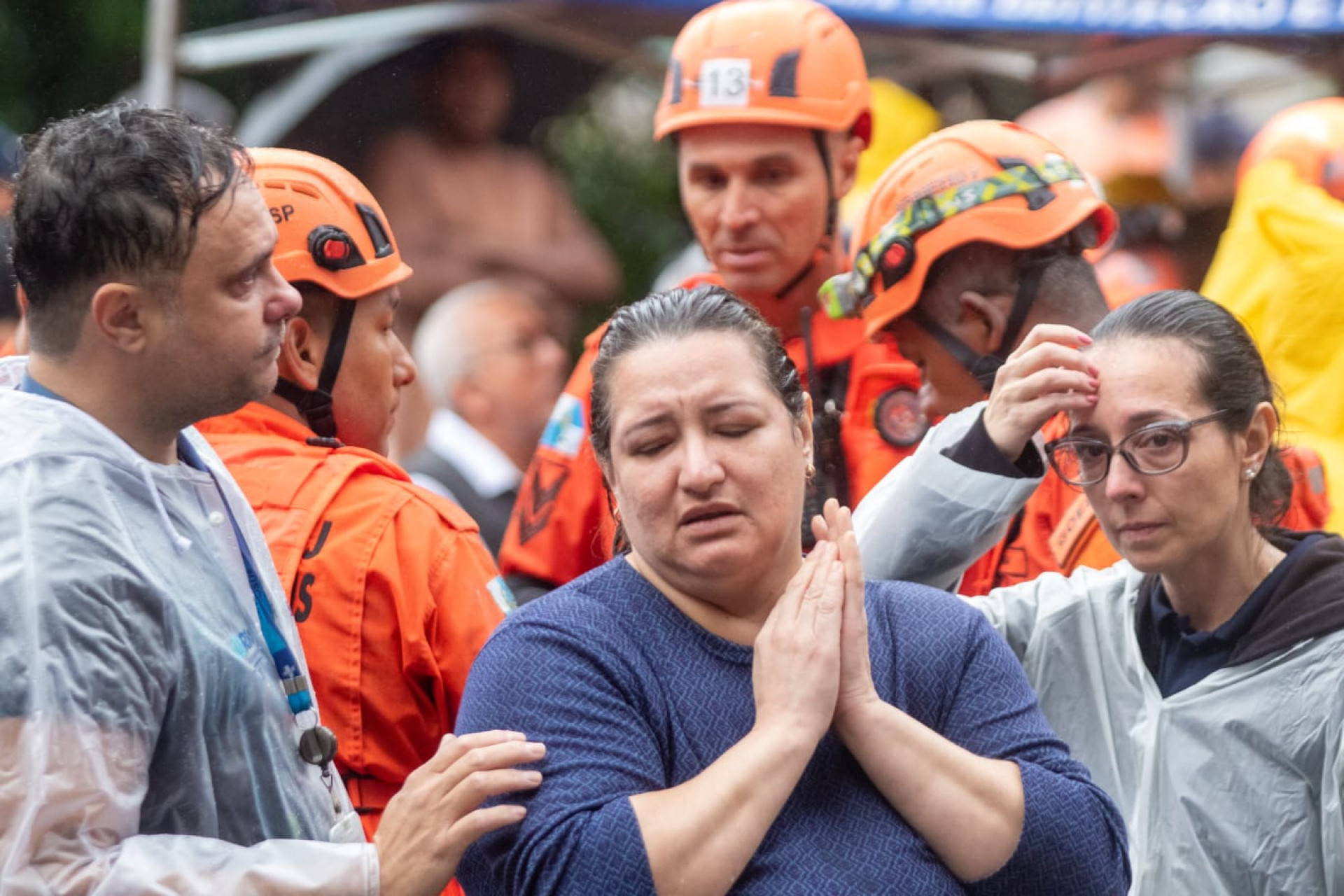 Familiares das crian&ccedil;as mortas na Ilha do Governador choram com a perda - &Eacute;rica Martin / Ag&ecirc;ncia O Dia