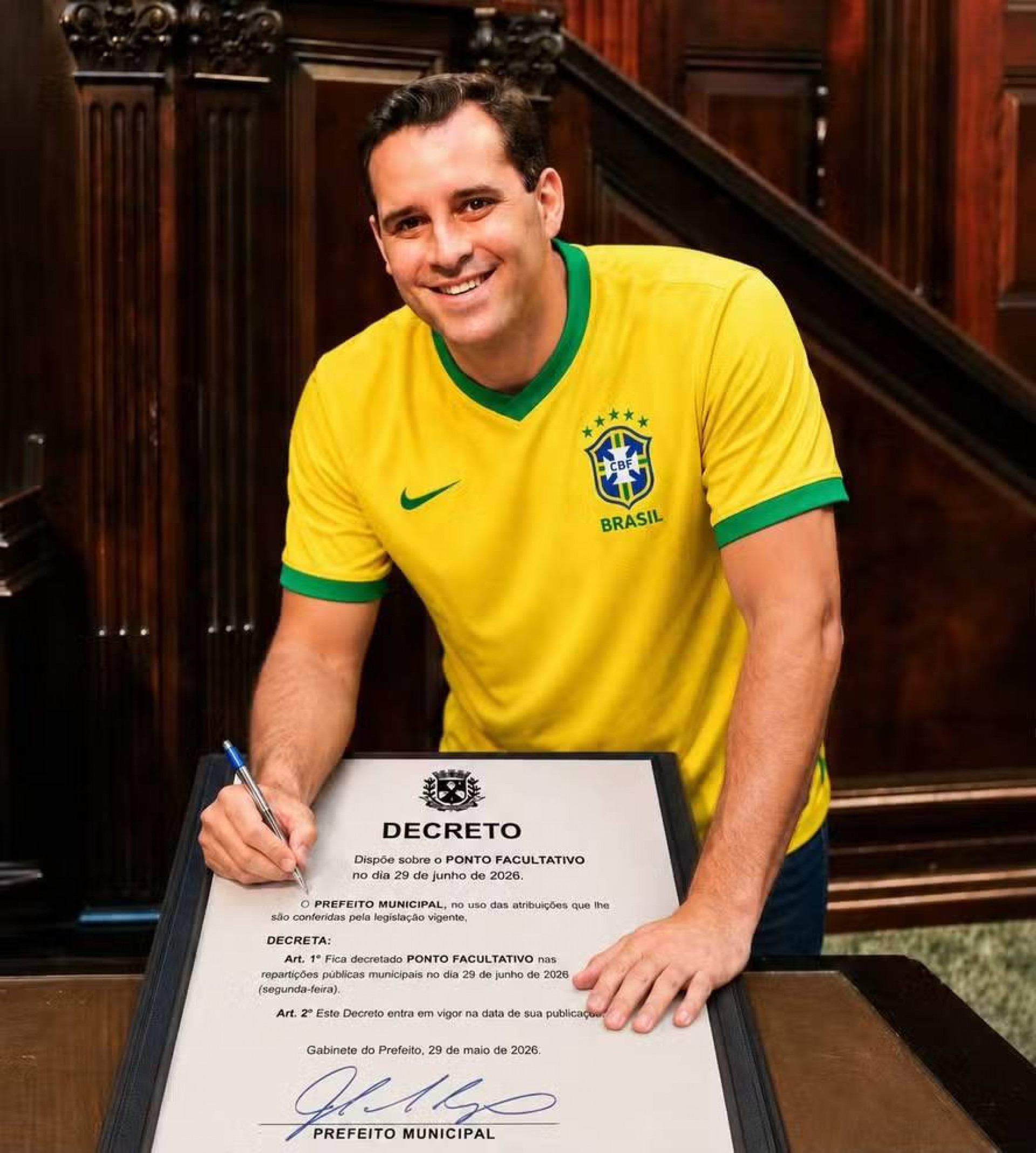 Prefeito publicou montagem assinando o decreto que define ponto facultativo