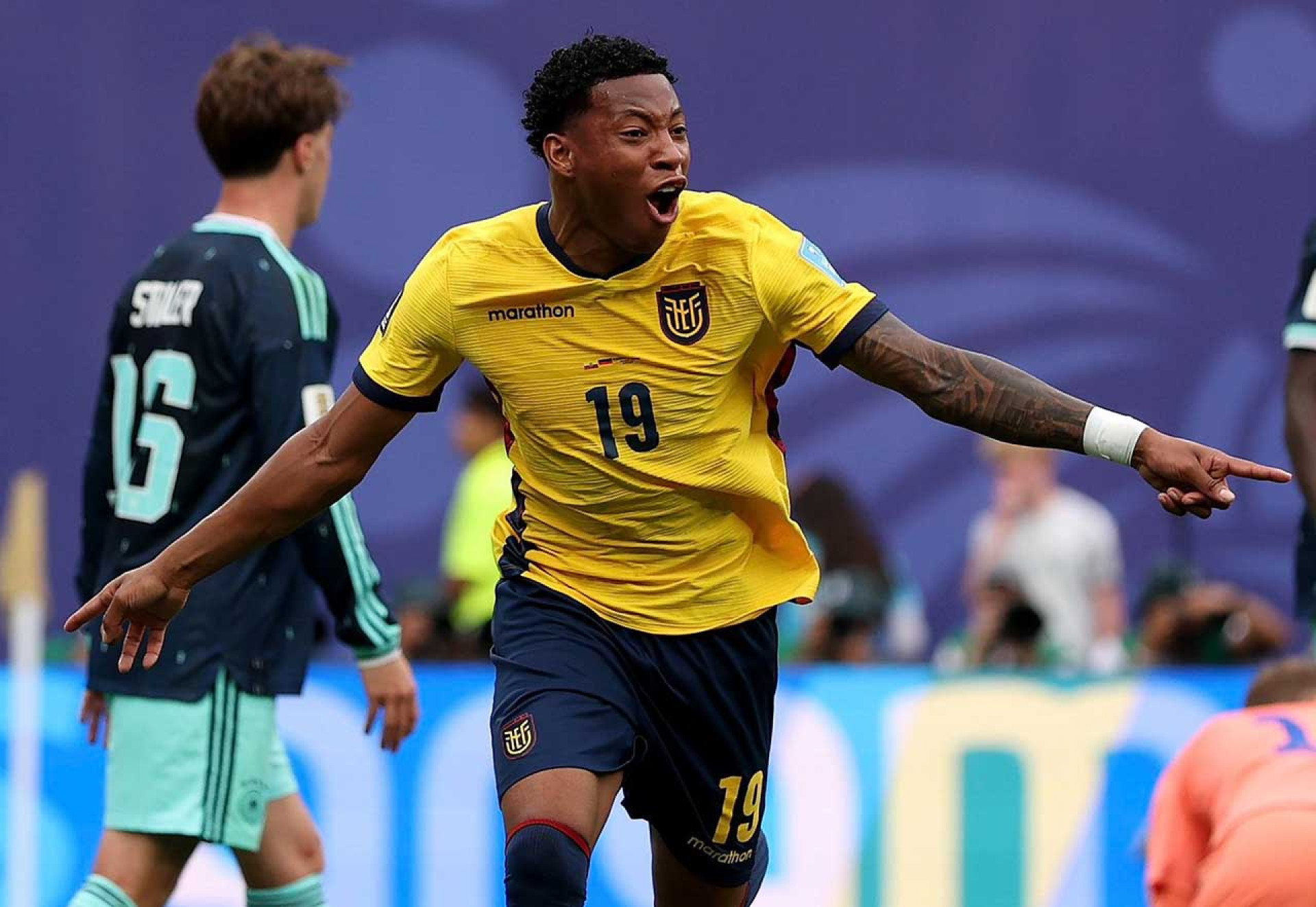 “Me empurrou e ajudou”, brinca Plata, do Flamengo, sobre “vingan&ccedil;a” com Neuer
