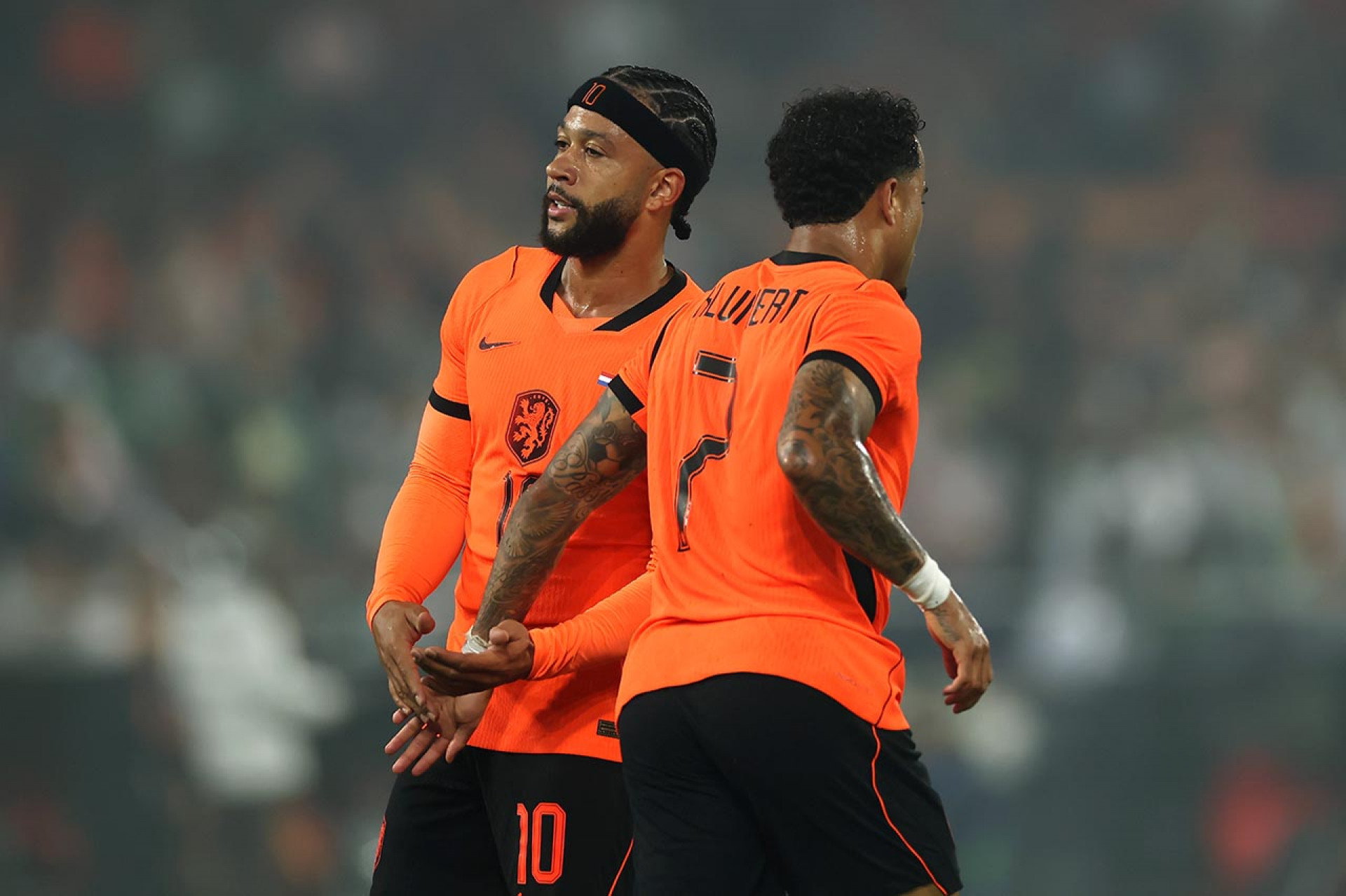 ROTTERDAM, NETHERLANDS - JUNE 03: Justin Kluivert and Memphis Depay of Netherlands speak during the international friendly match between Netherlands and Algeria at De Kuip on June 03, 2026 in Rotterdam, Netherlands. (Photo by Dean Mouhtaropoulos/Getty Images)