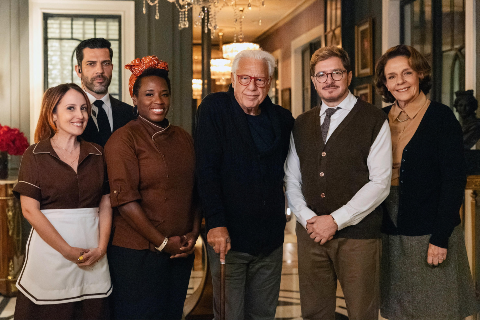  Tilde (Luana Martau), Rosa (Tatiana Tiburcio),  Arthur (Antonio Fagundes),Edvaldo (Guilherme Piva) e Diná (Rosi Campos) e o chefe da segurança de Brandão, o Marcão (Claudio Andrade) - Globo/ Manoella Mello