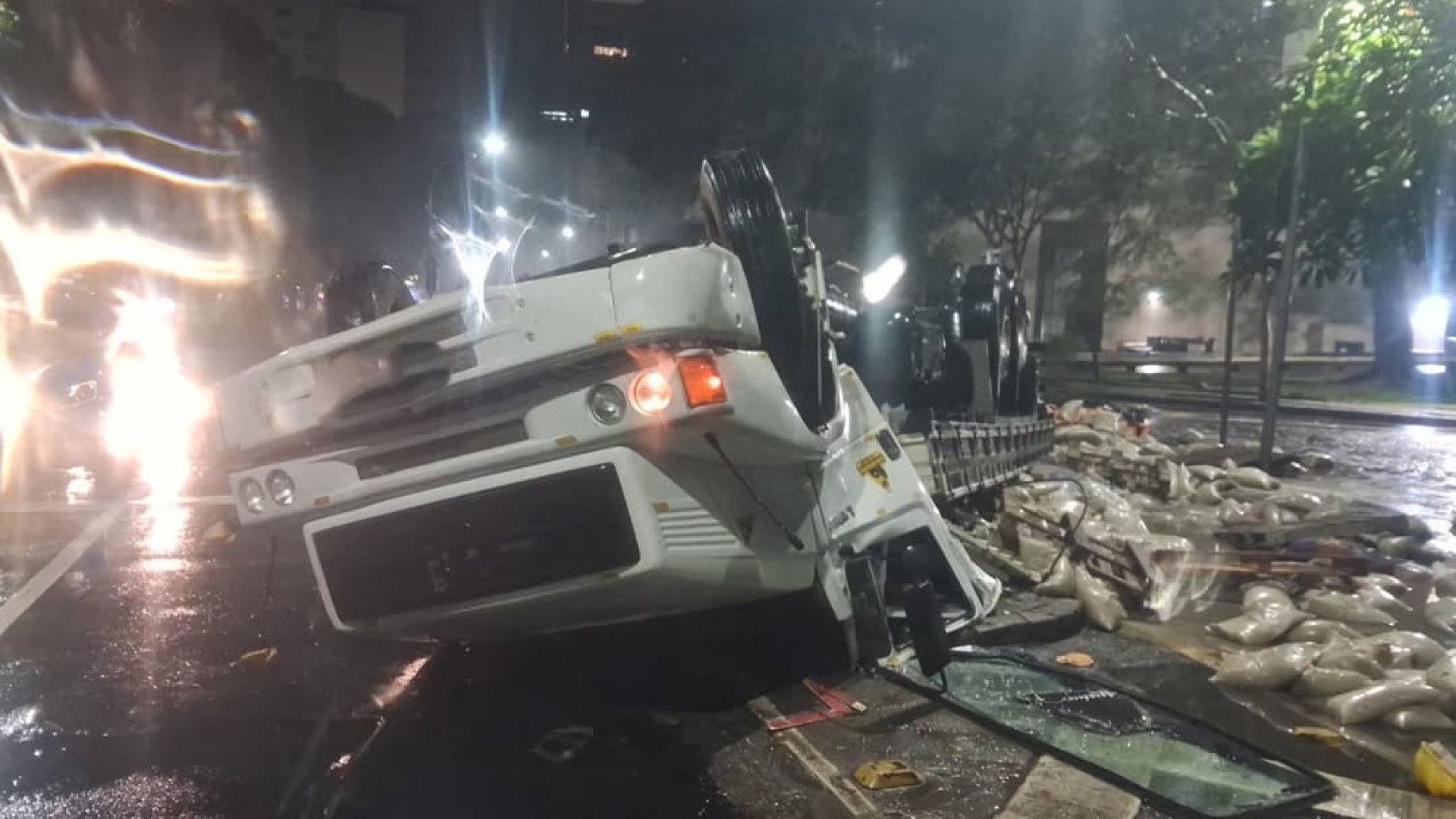 Motorista morreu após caminhão tombar na Rua Muniz Barreto, em Botafogo, Zona Sul do Rio - Reprodução / Instagram