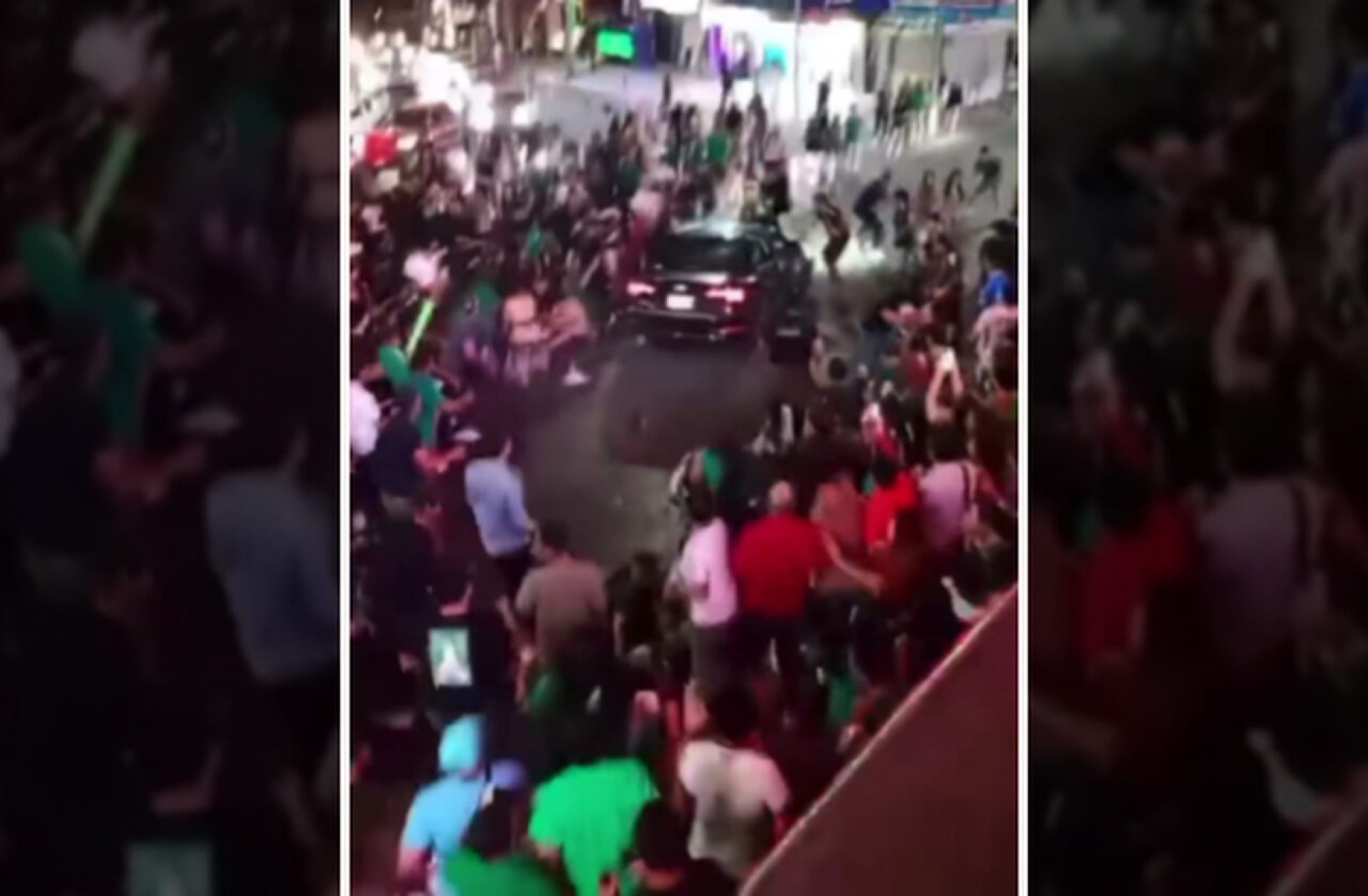Motorista atropela multid&atilde;o que comemorava vit&oacute;ria do M&eacute;xico e deixa 17 feridos