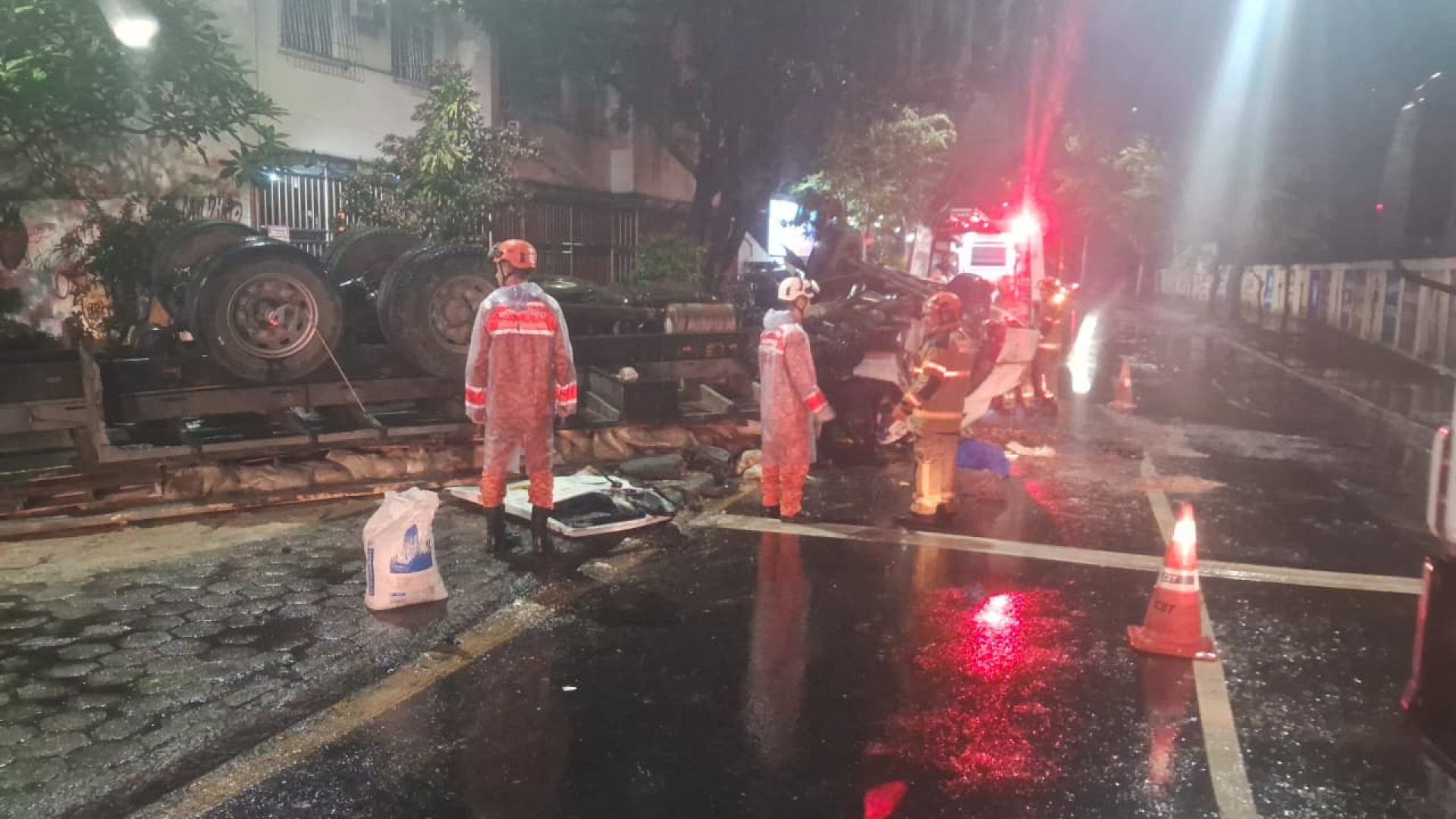 Equipes da prefeitura retiraram caminhão que tombou em Botafogo, na Zona Sul do Rio - Reprodução / Redes sociais