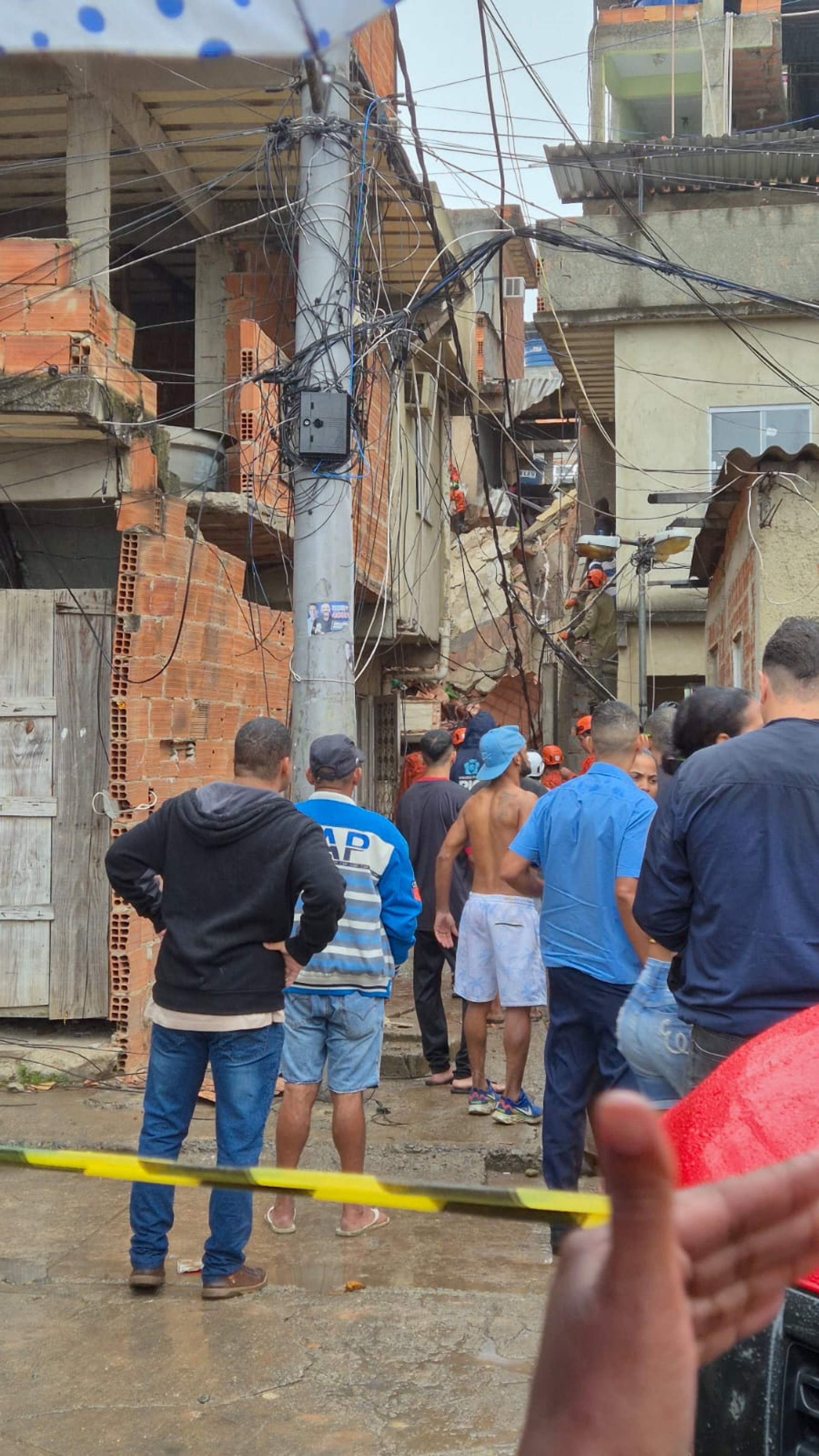 Bombeiros fazem buscas no local
