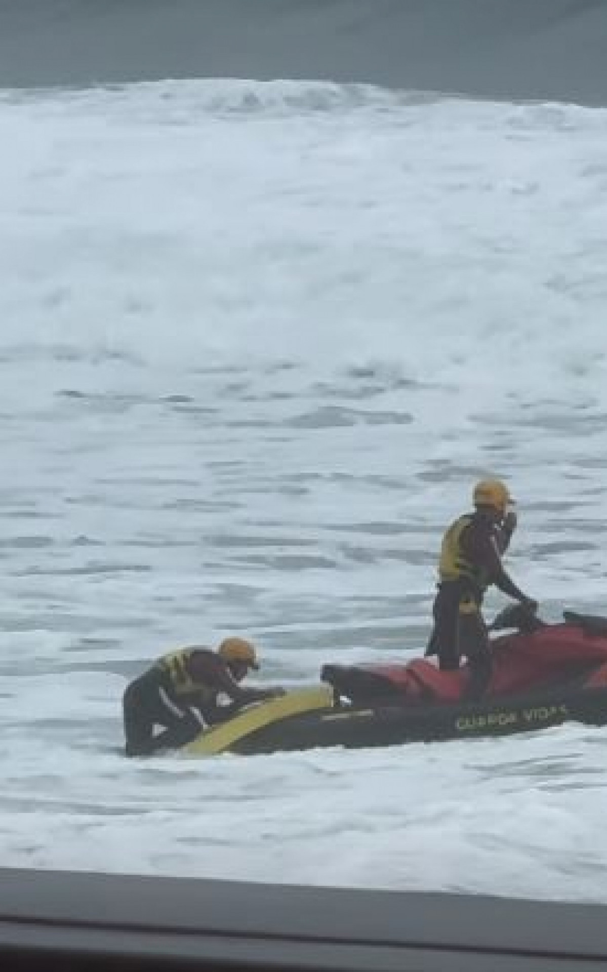 Buscam seguem nesta sexta-feira por professor de surfe desaparecido no mar - Rede Social